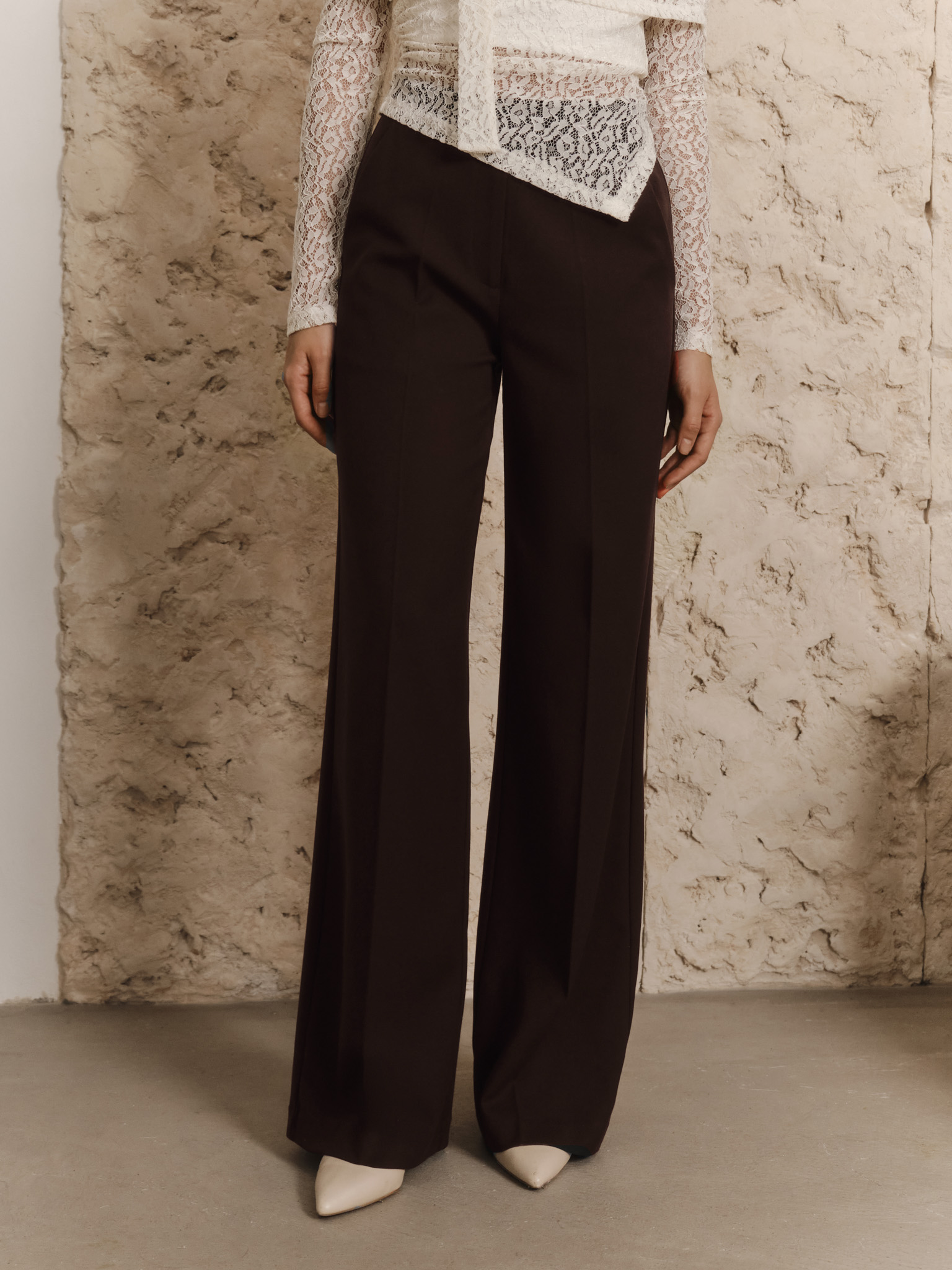 Loose-fitting monochrome trousers