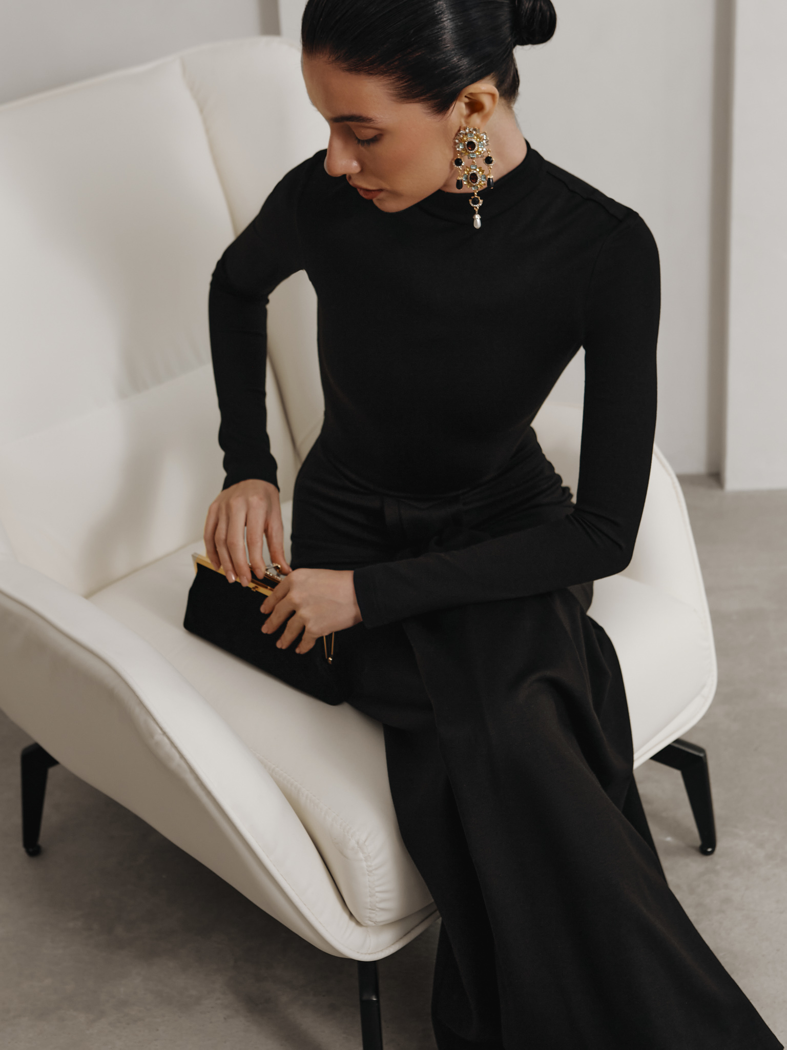 Maxi dress with round neckline and fitted sleeves