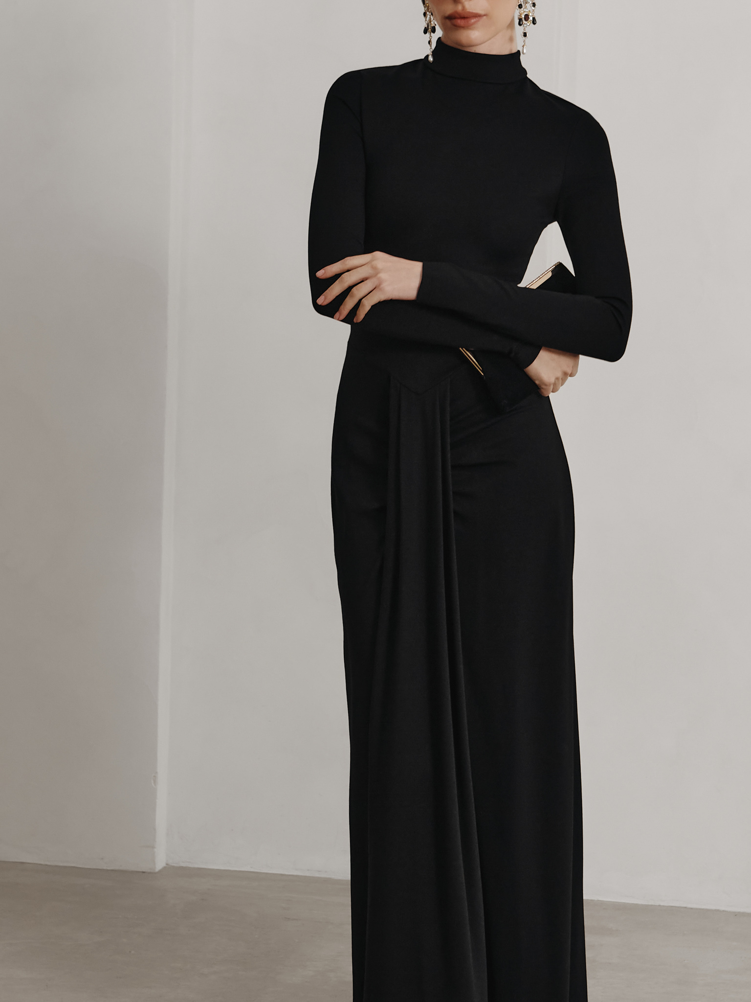 Maxi dress with round neckline and fitted sleeves