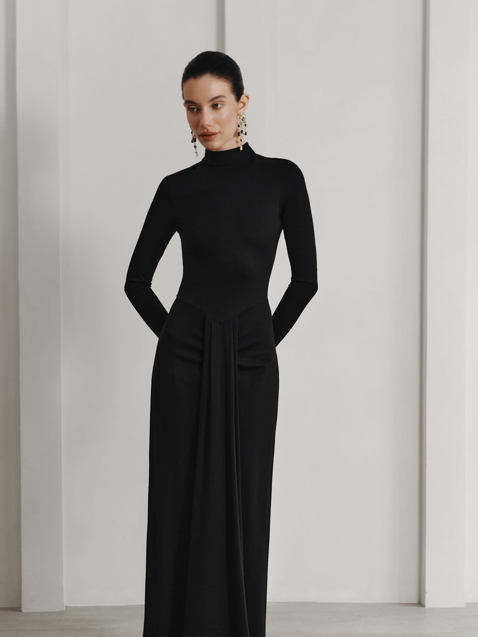 Maxi dress with round neckline and fitted sleeves