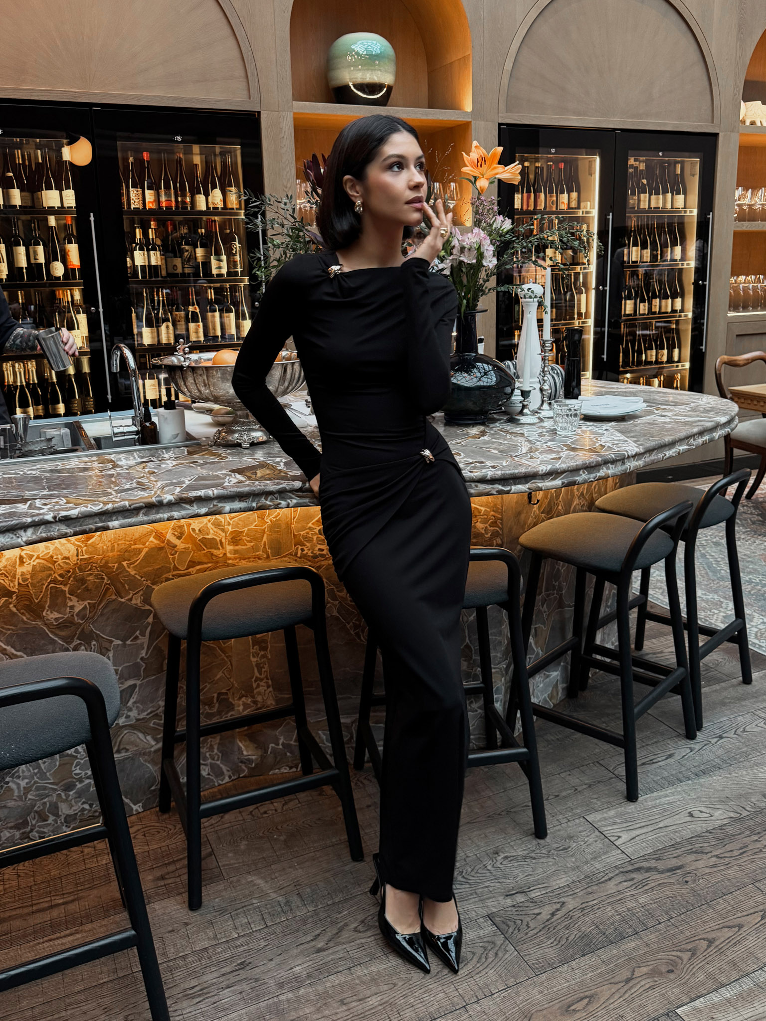 Трикотажное платье макси с декором на плече и талии