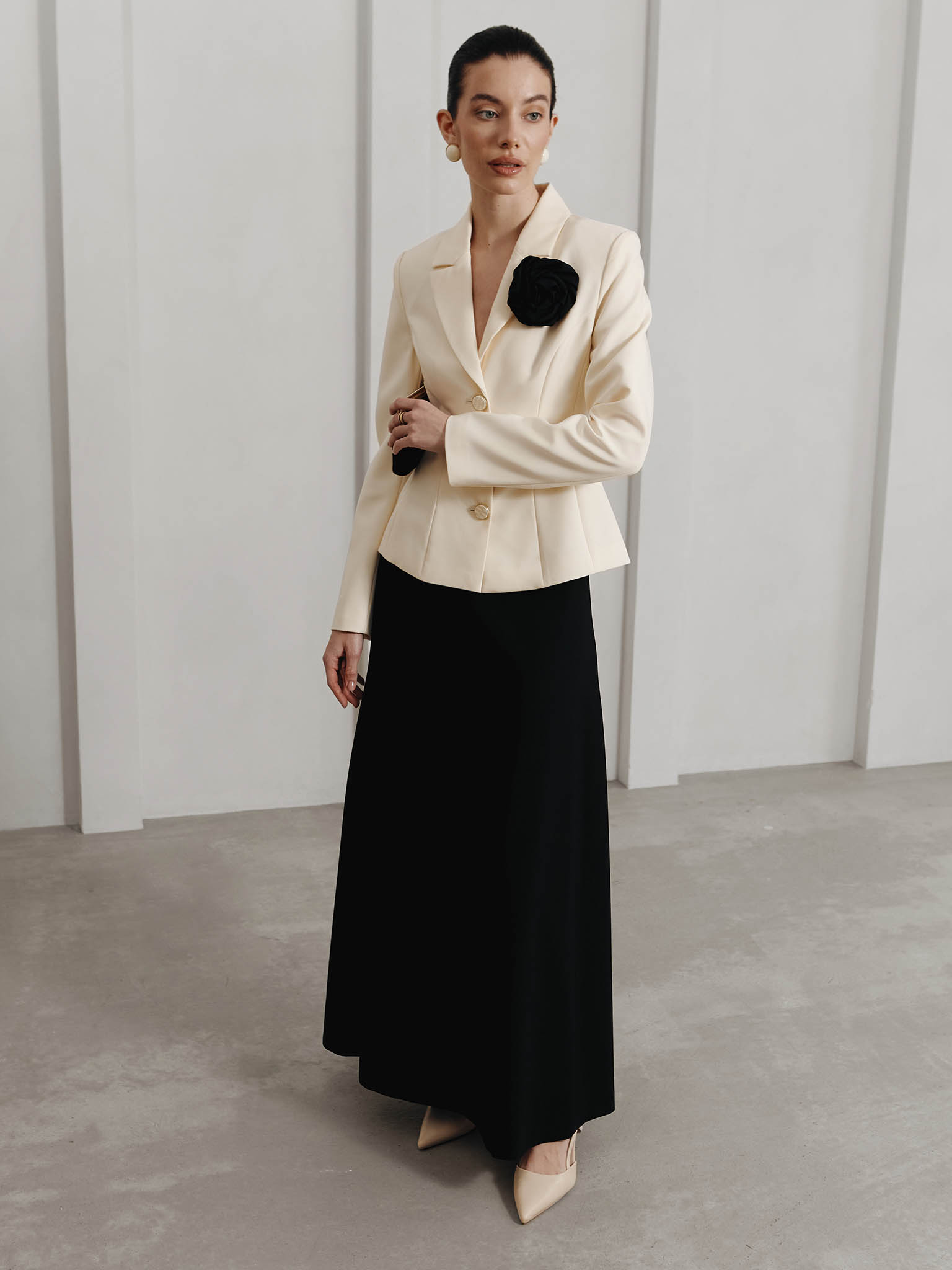 Fitted blazer with satin brooch