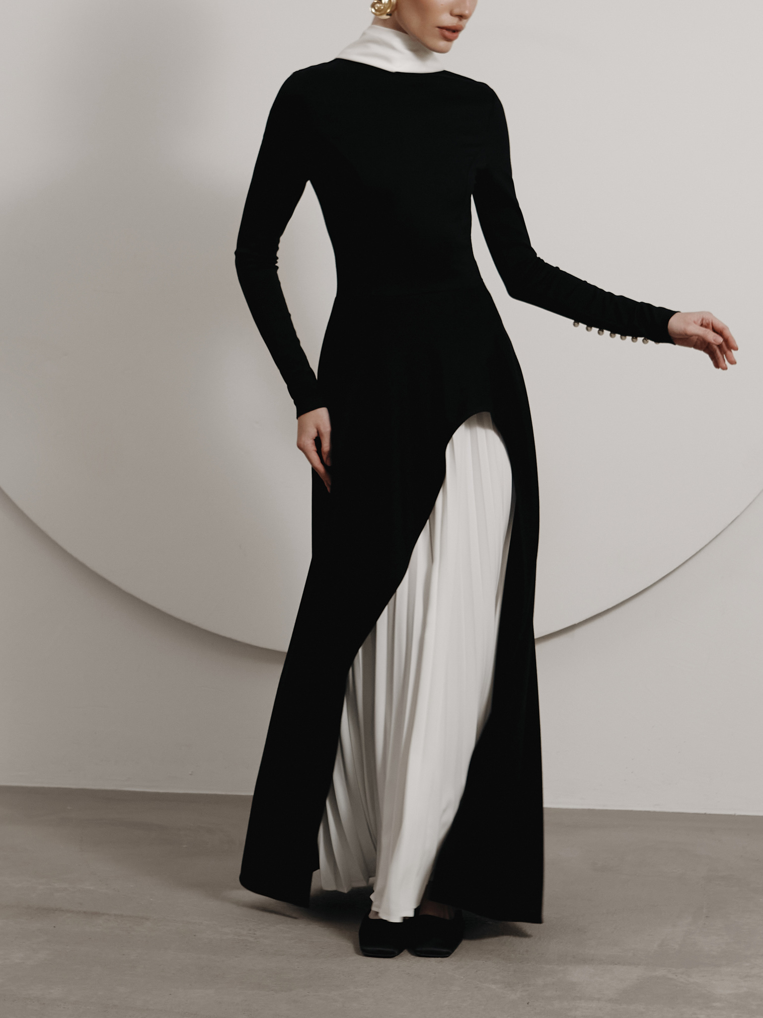 Maxi dress with contrast pleating on the skirt