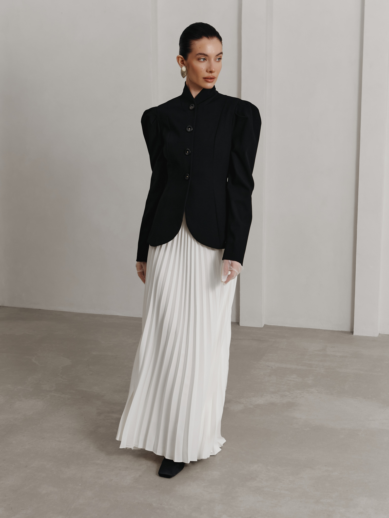 Flared blazer with voluminous sleeves