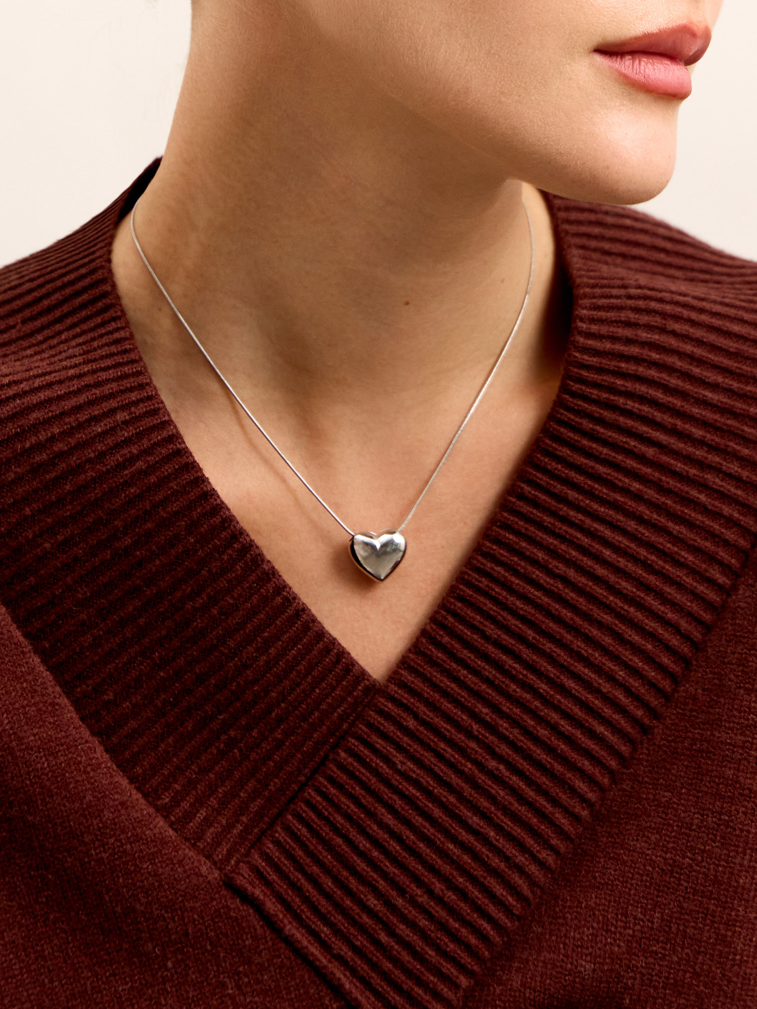 سلسلة دائرية مع قلادة على شكل قلب