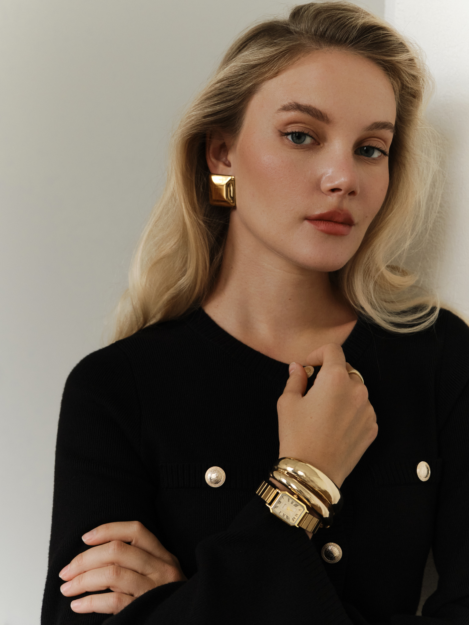 أقراط مربعة من المعدن اللامع