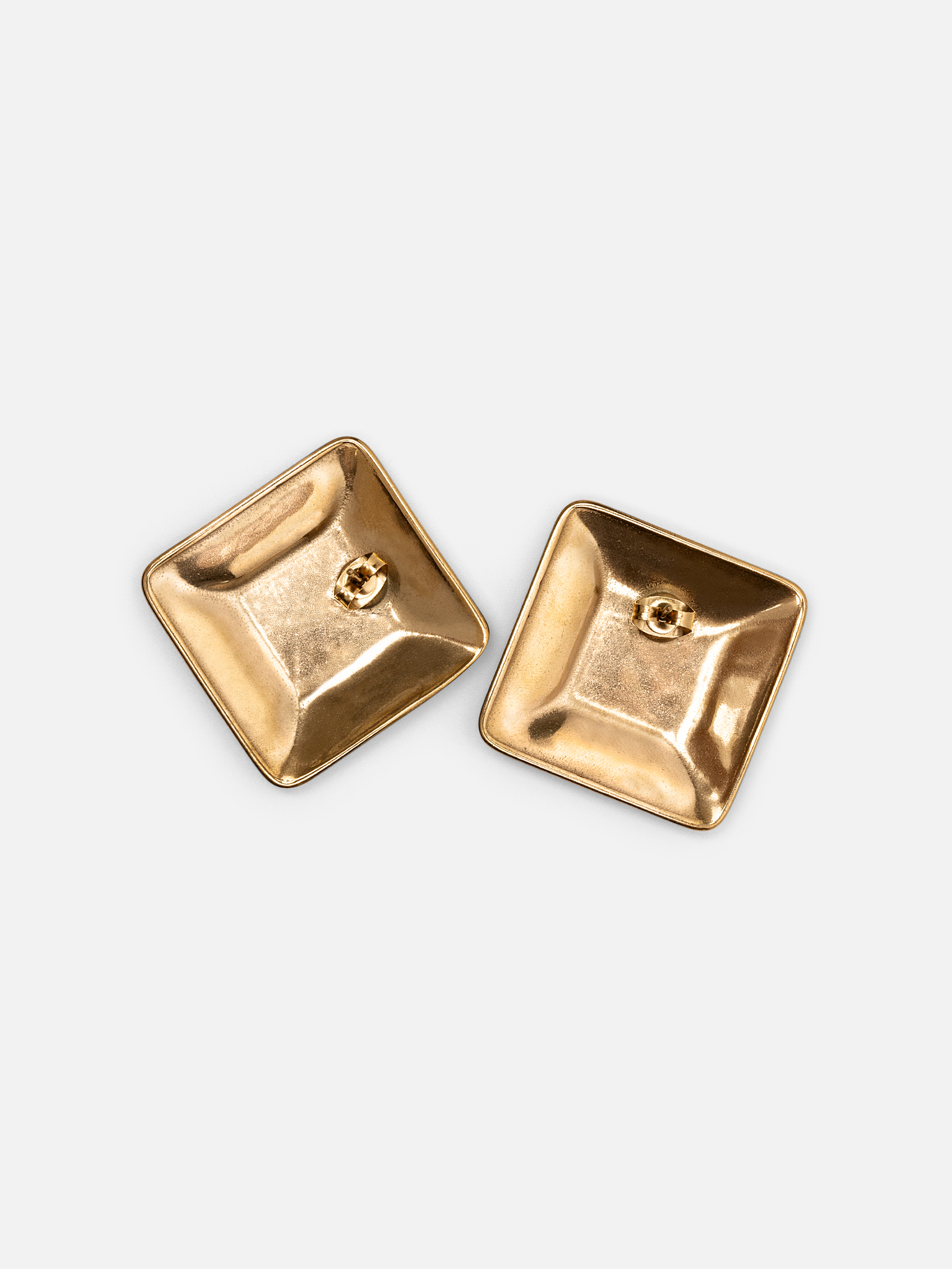 أقراط مربعة من المعدن اللامع