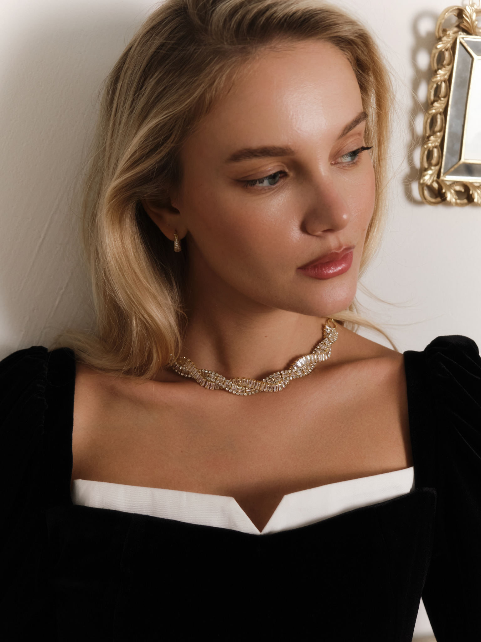 Intertwined rhinestone line necklace