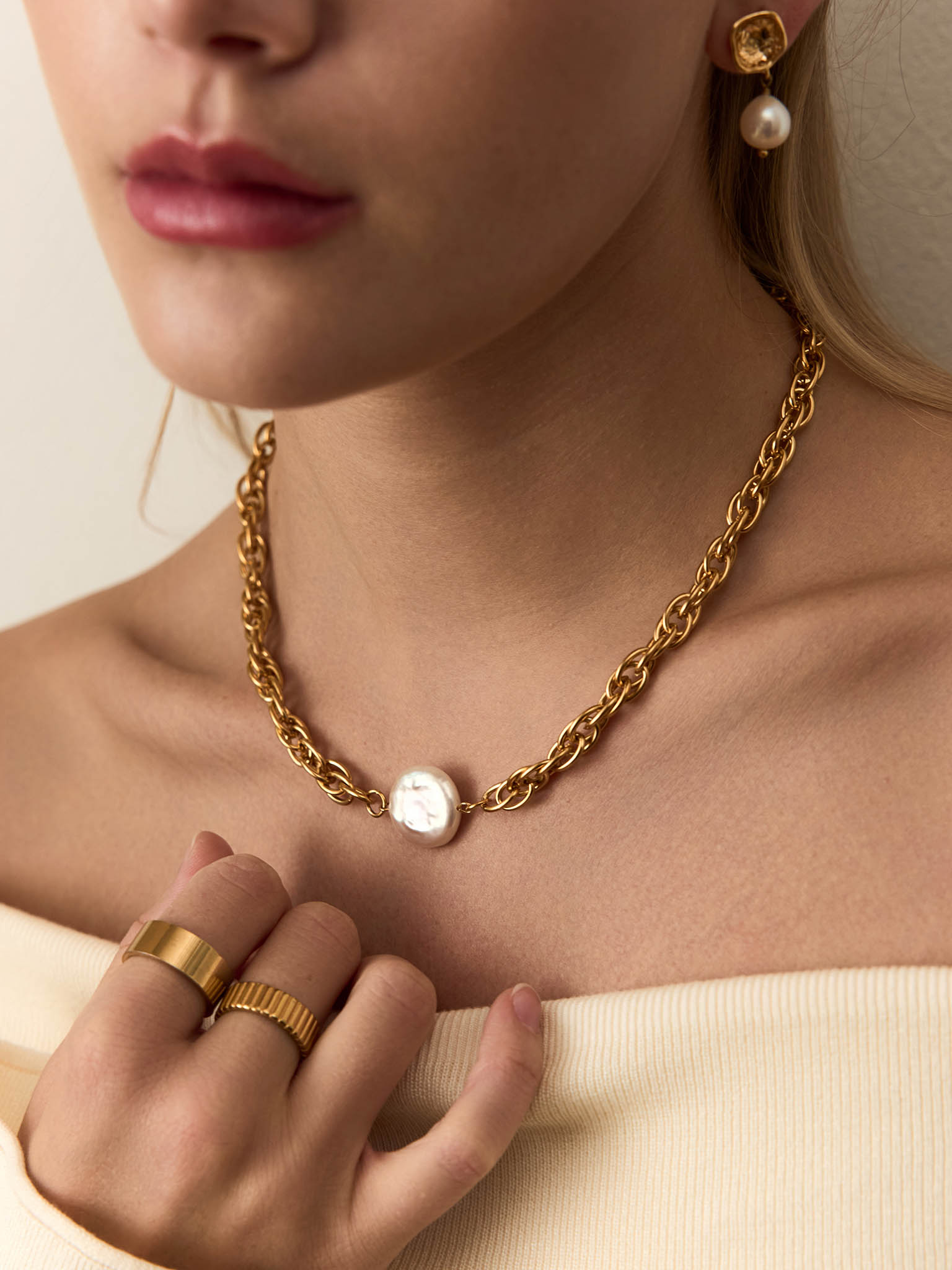 Wide chain with a pearl