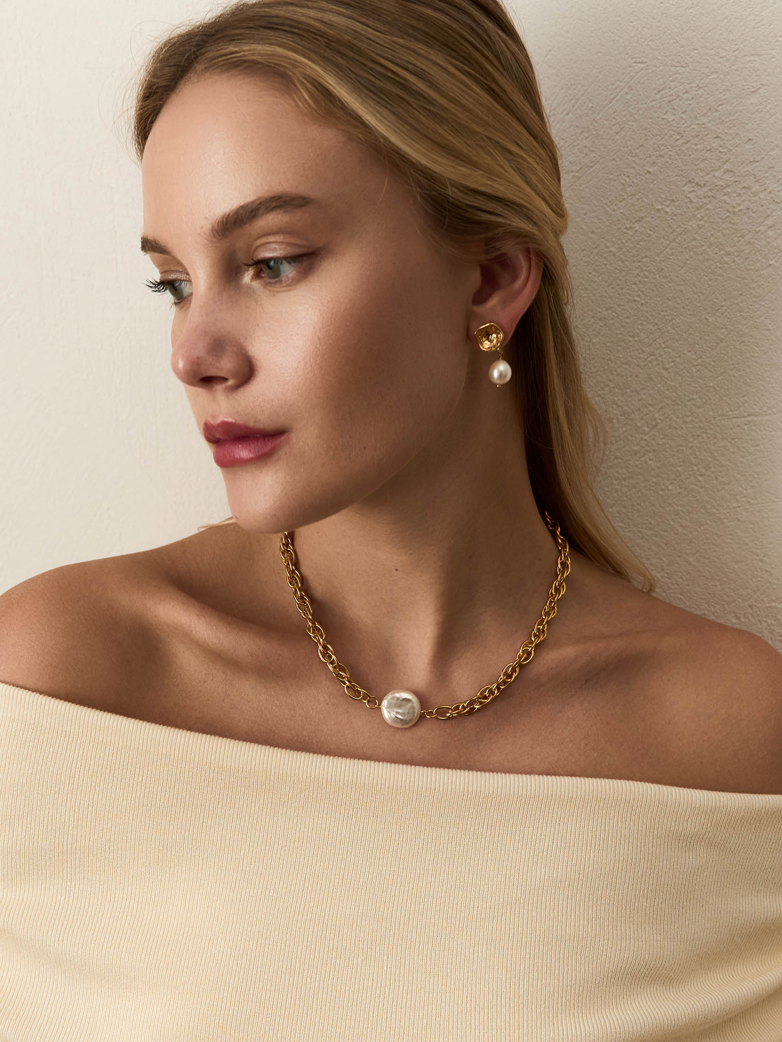 Wide chain with a pearl