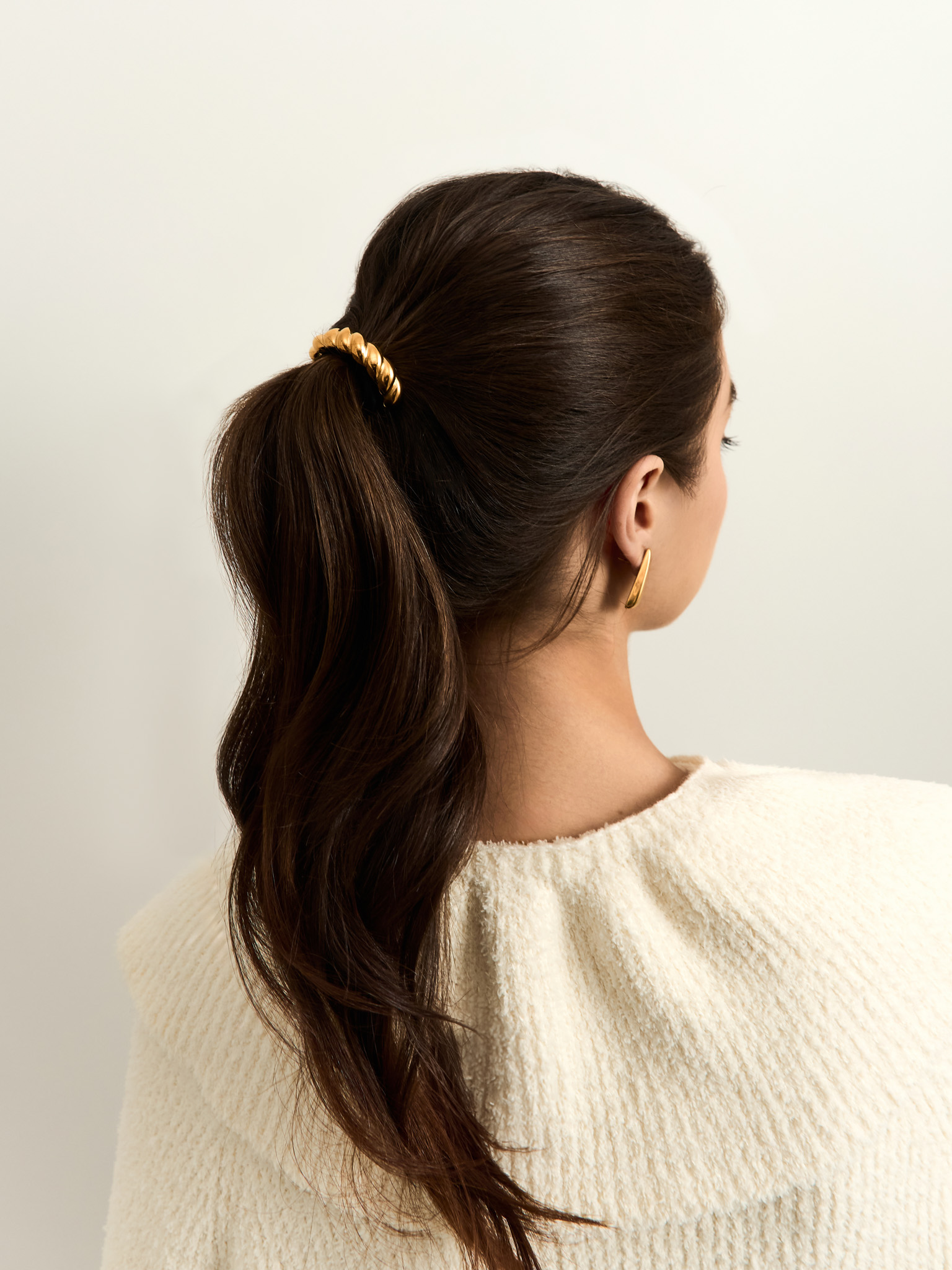 Scrunchie with twisted metal decoration