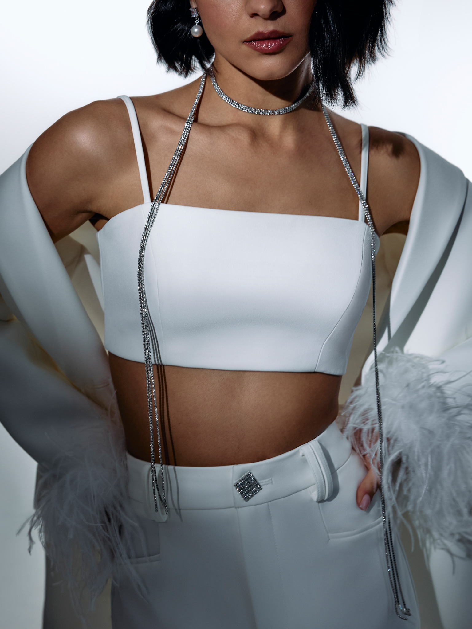 Укороченный топ на тонких бретелях