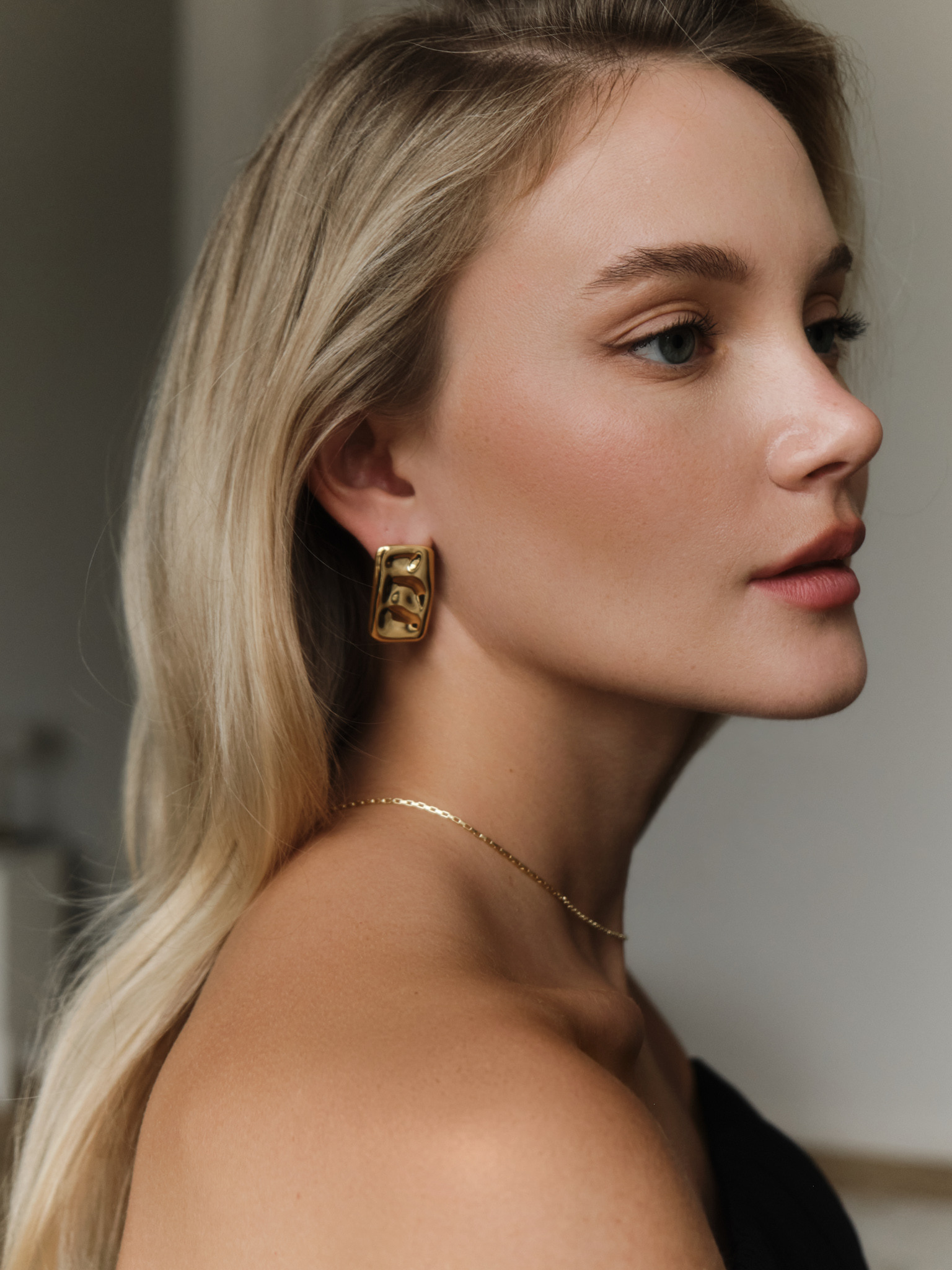 Rectangular stud earrings in textured metal