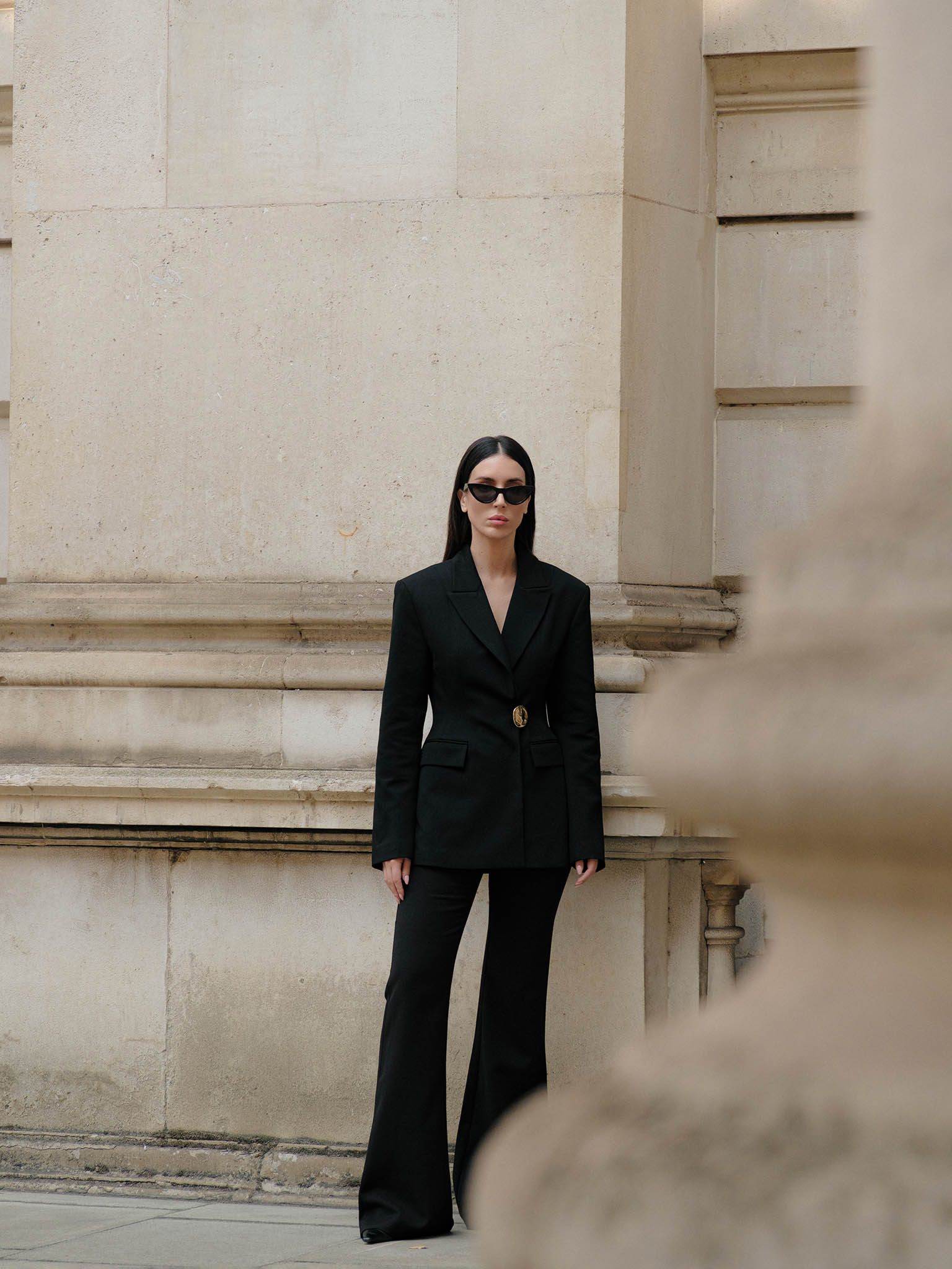Fitted jacket with an accent brooch