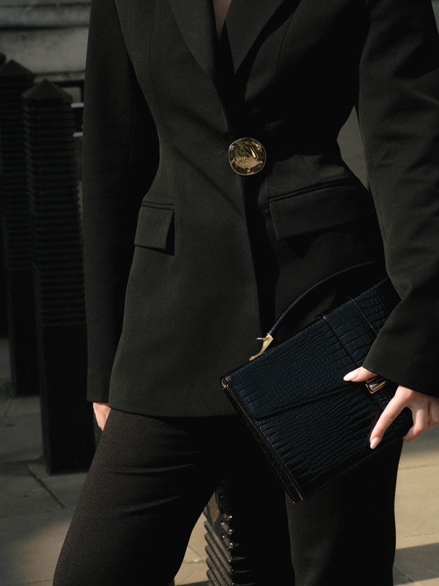 Fitted jacket with an accent brooch