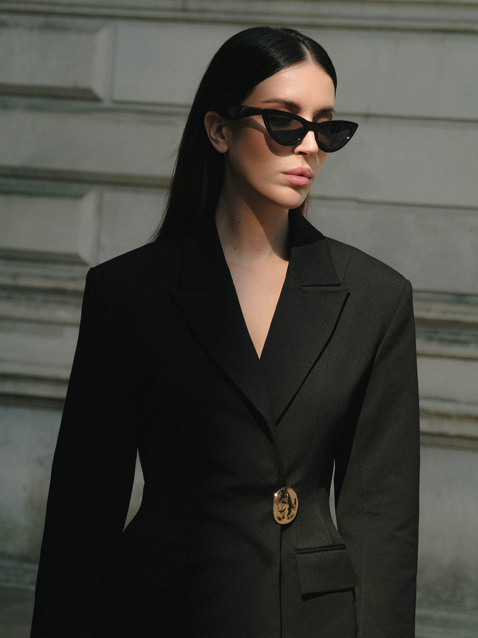 Fitted jacket with an accent brooch