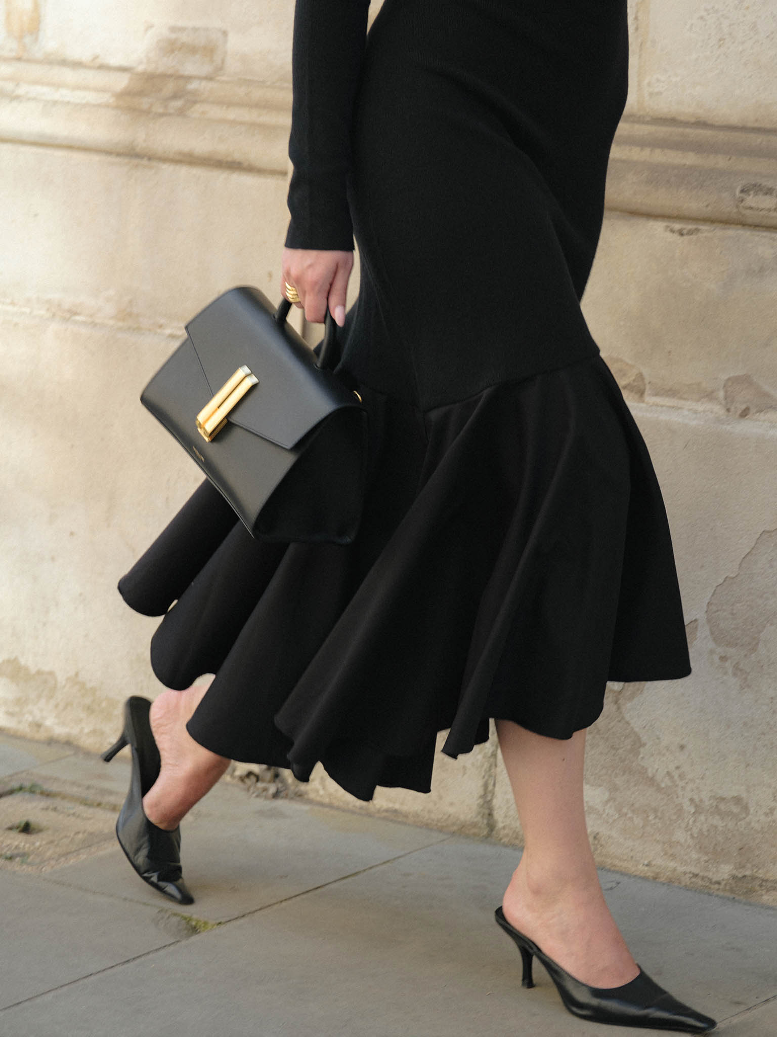 Трикотажное платье миди с асимметричной юбкой