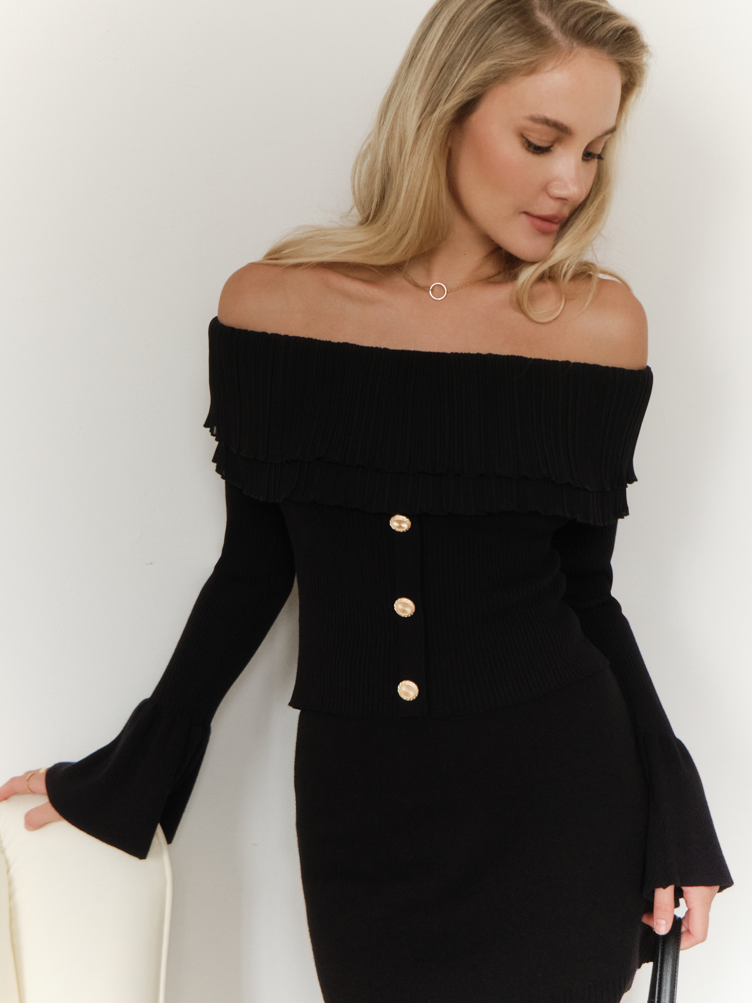 Fitted top with open shoulders and large buttons