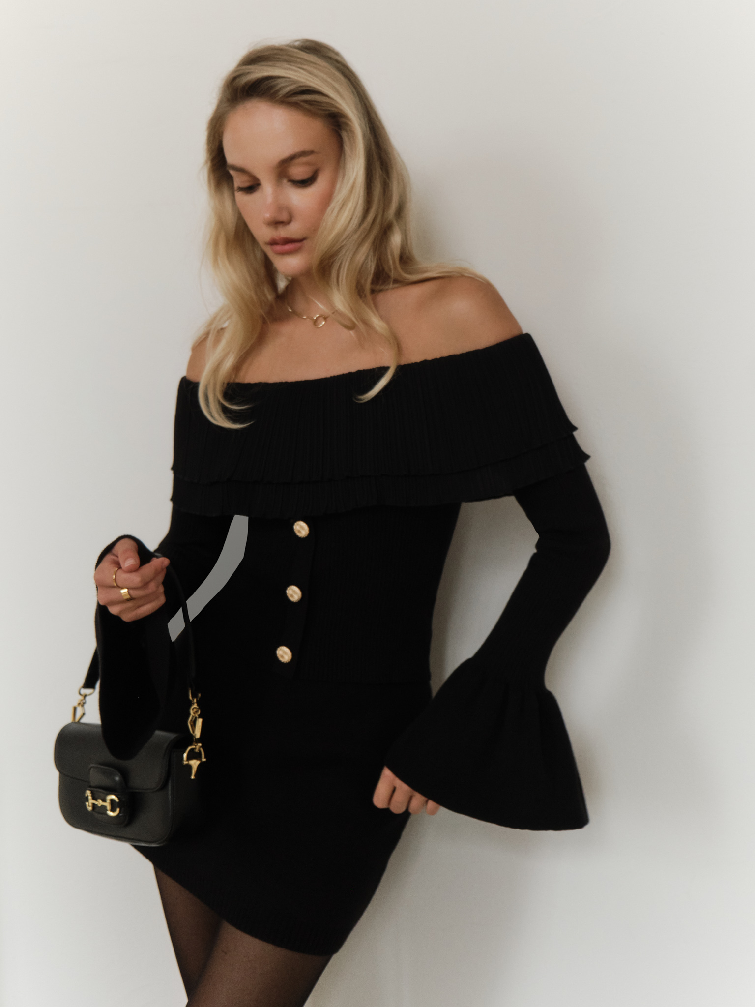 Fitted top with open shoulders and large buttons