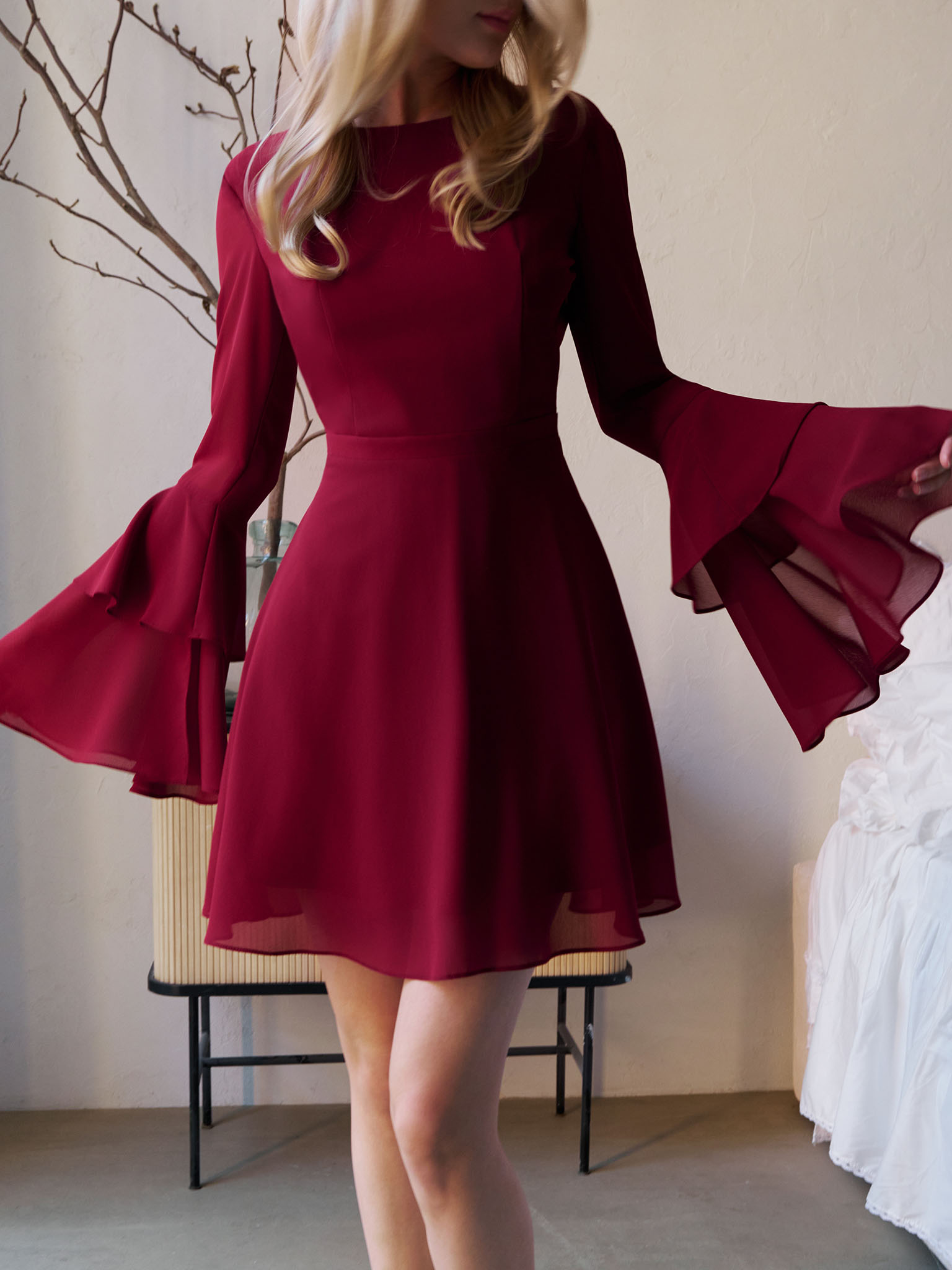 Платье мини с воланами на манжетах