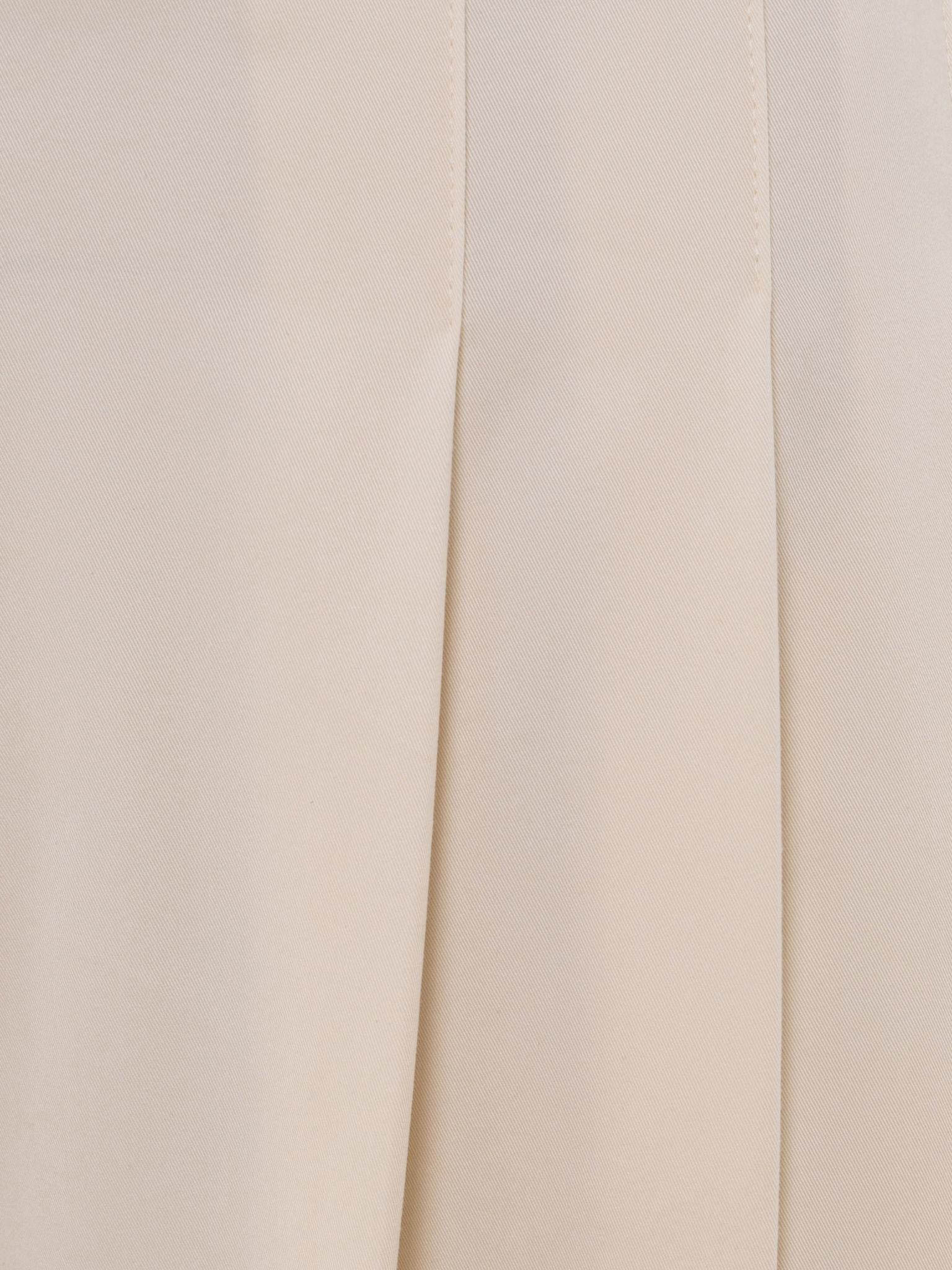 Loose-fitting trousers with large pleats on the waistband