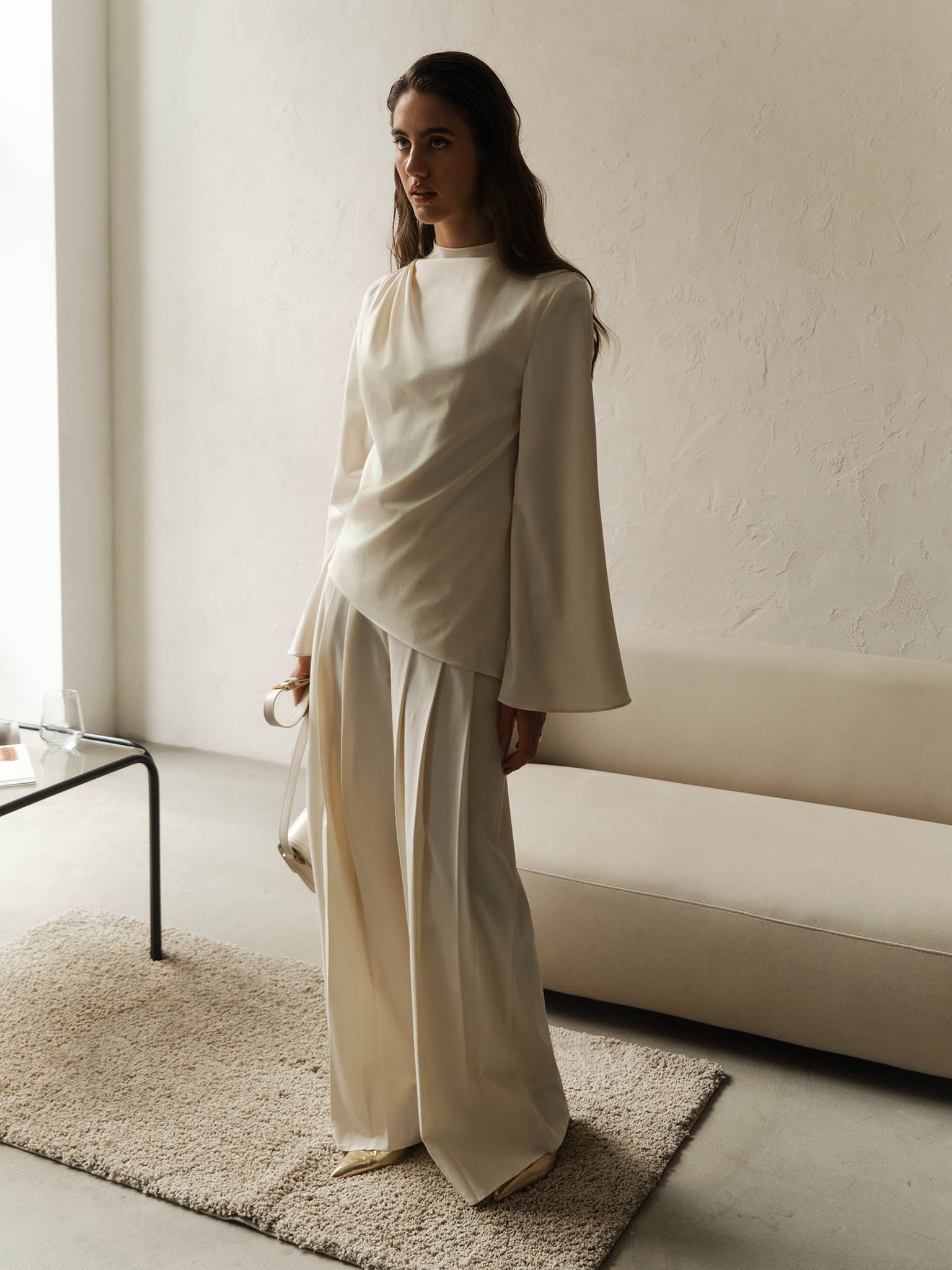 Loose-fitting trousers with large pleats on the waistband