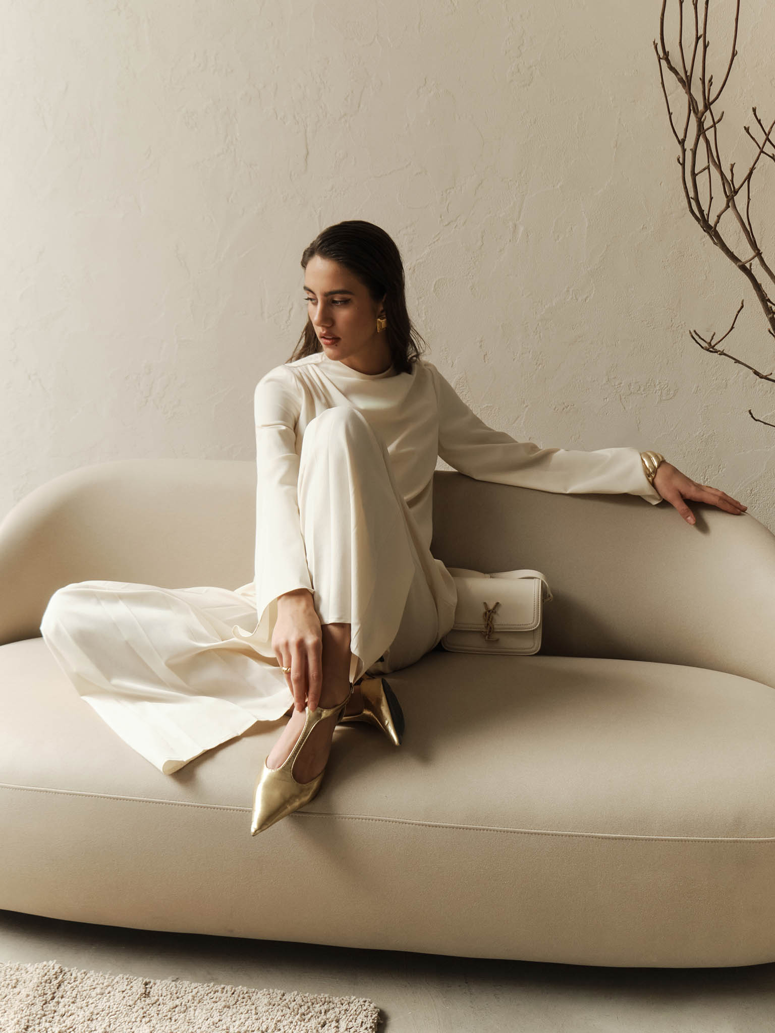 Loose-fitting trousers with large pleats on the waistband