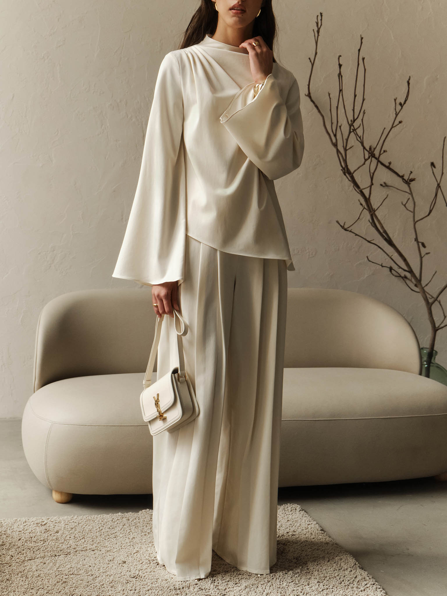 Loose-fitting trousers with large pleats on the waistband