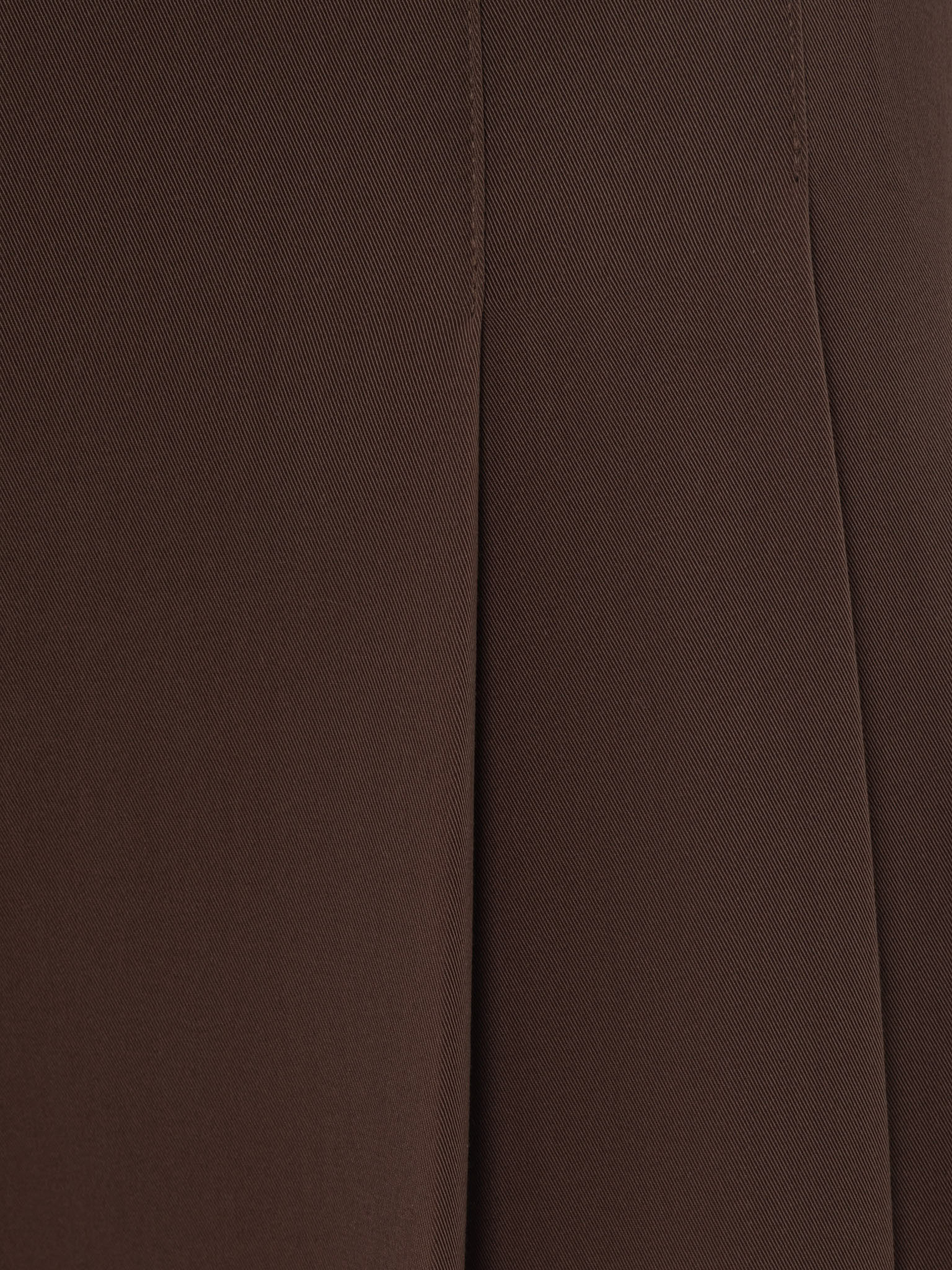 Loose-fitting trousers with large pleats on the waistband