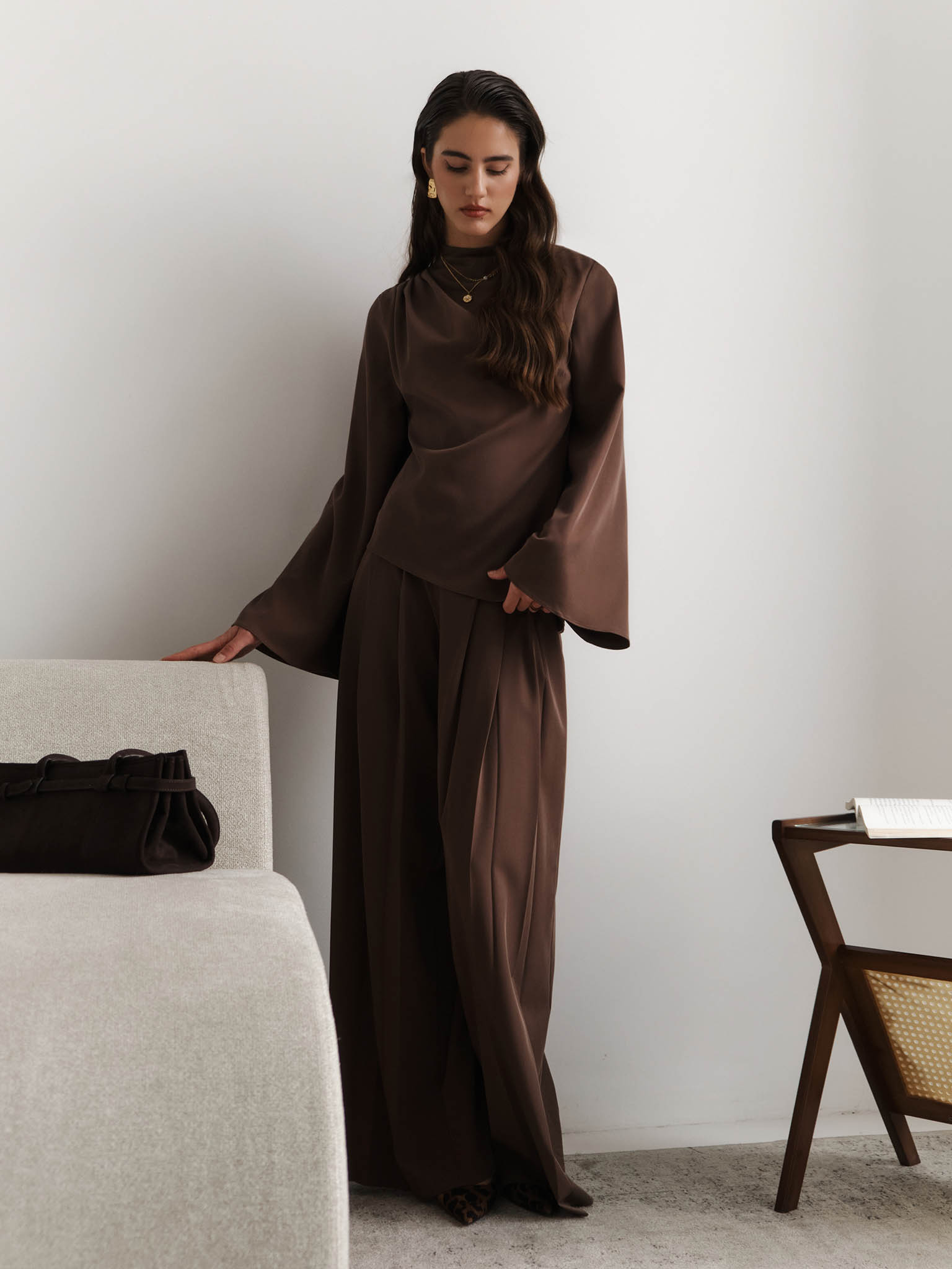 Loose-fitting trousers with large pleats on the waistband