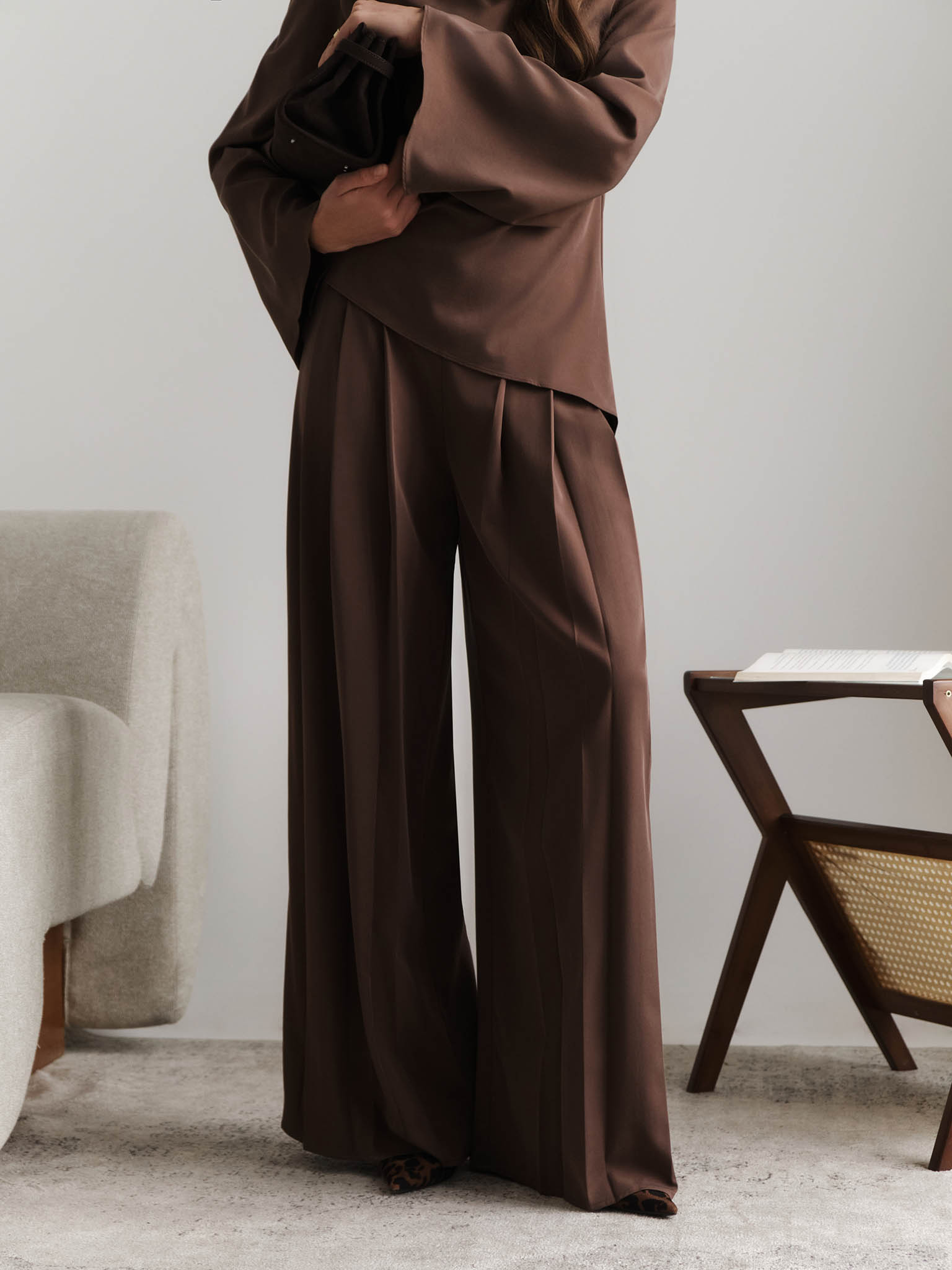 Loose-fitting trousers with large pleats on the waistband