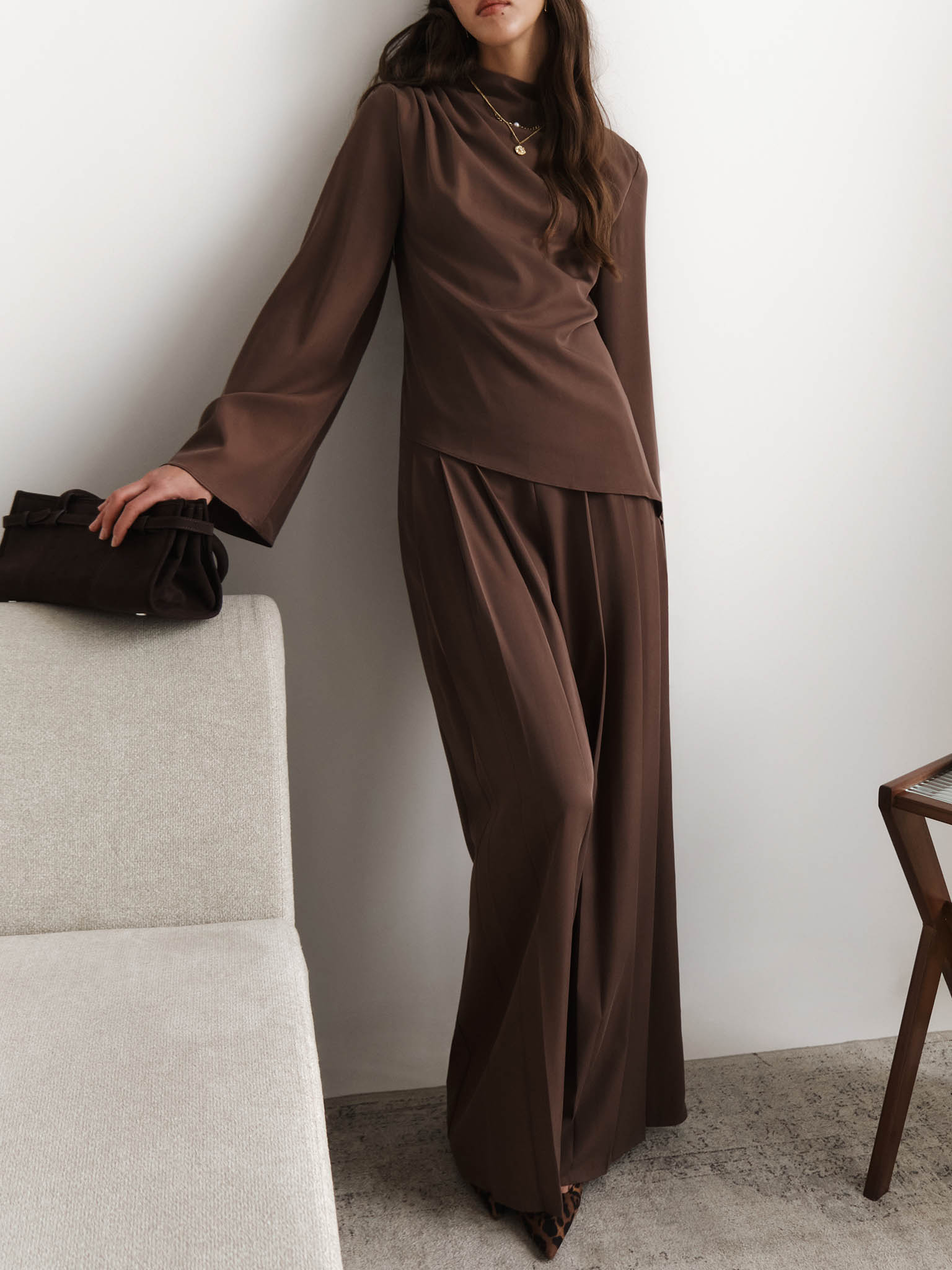 Loose-fitting trousers with large pleats on the waistband