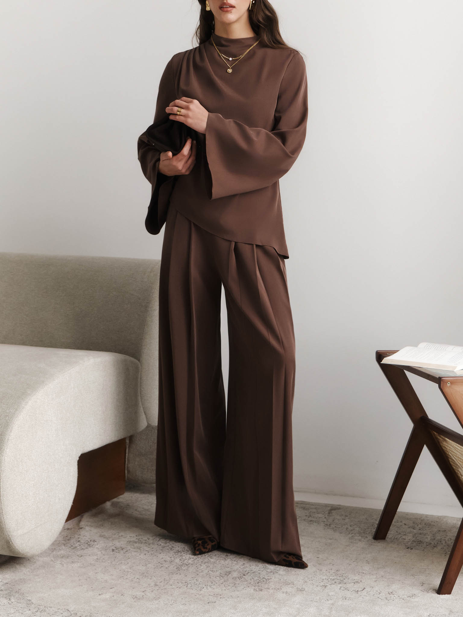 Loose-fitting trousers with large pleats on the waistband