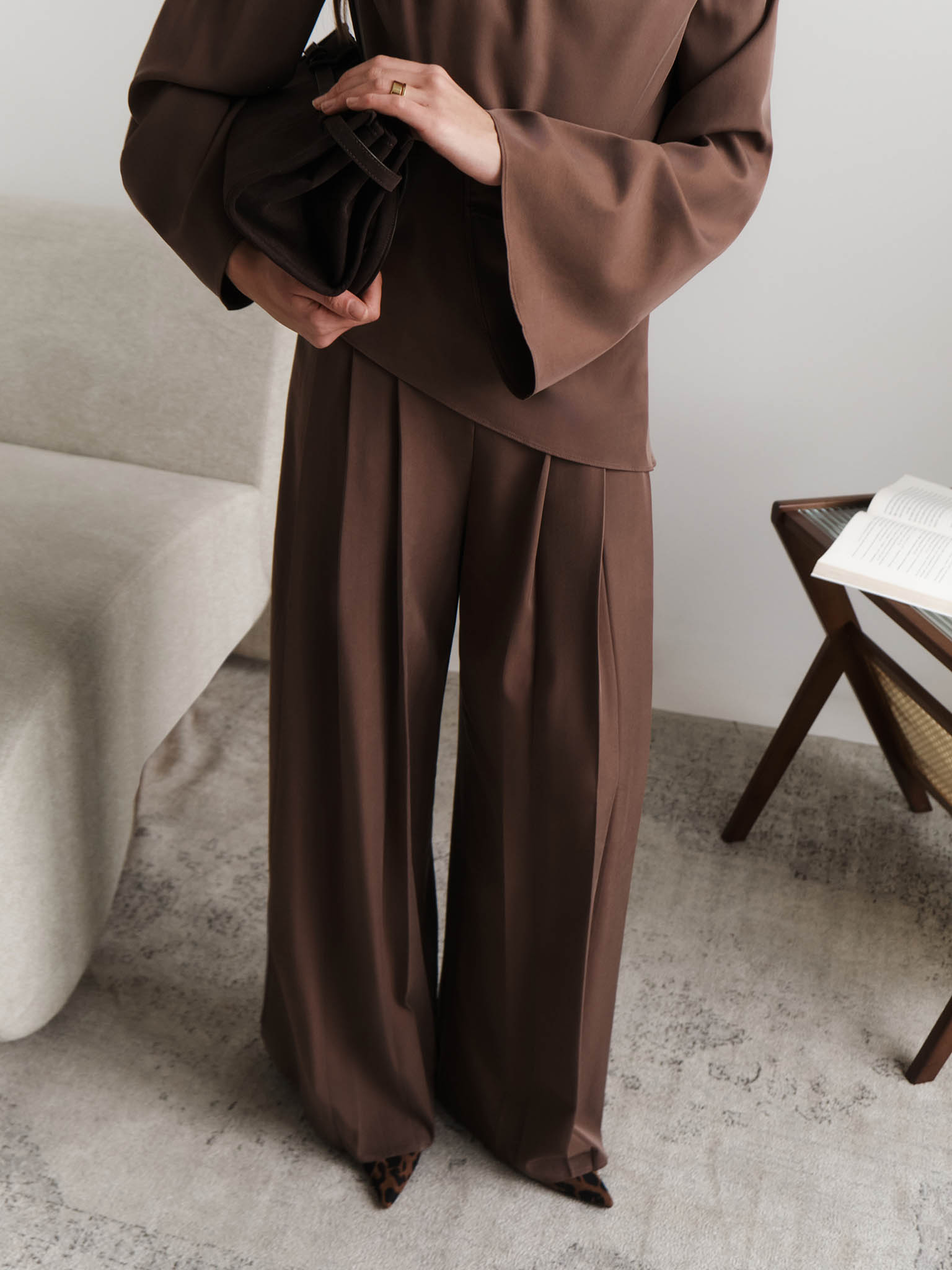 Loose-fitting trousers with large pleats on the waistband