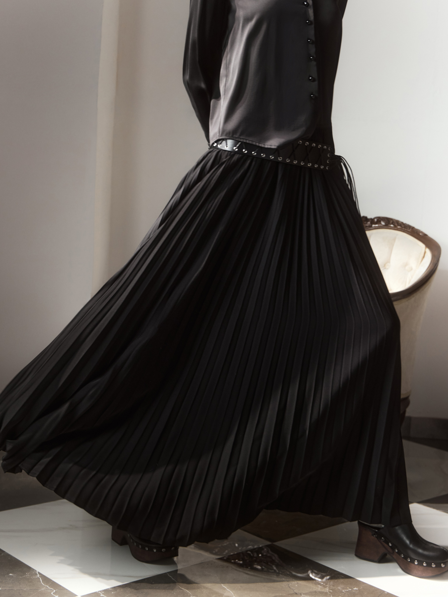 Pleated maxi skirt in dense fabric :: LICHI - Online fashion store