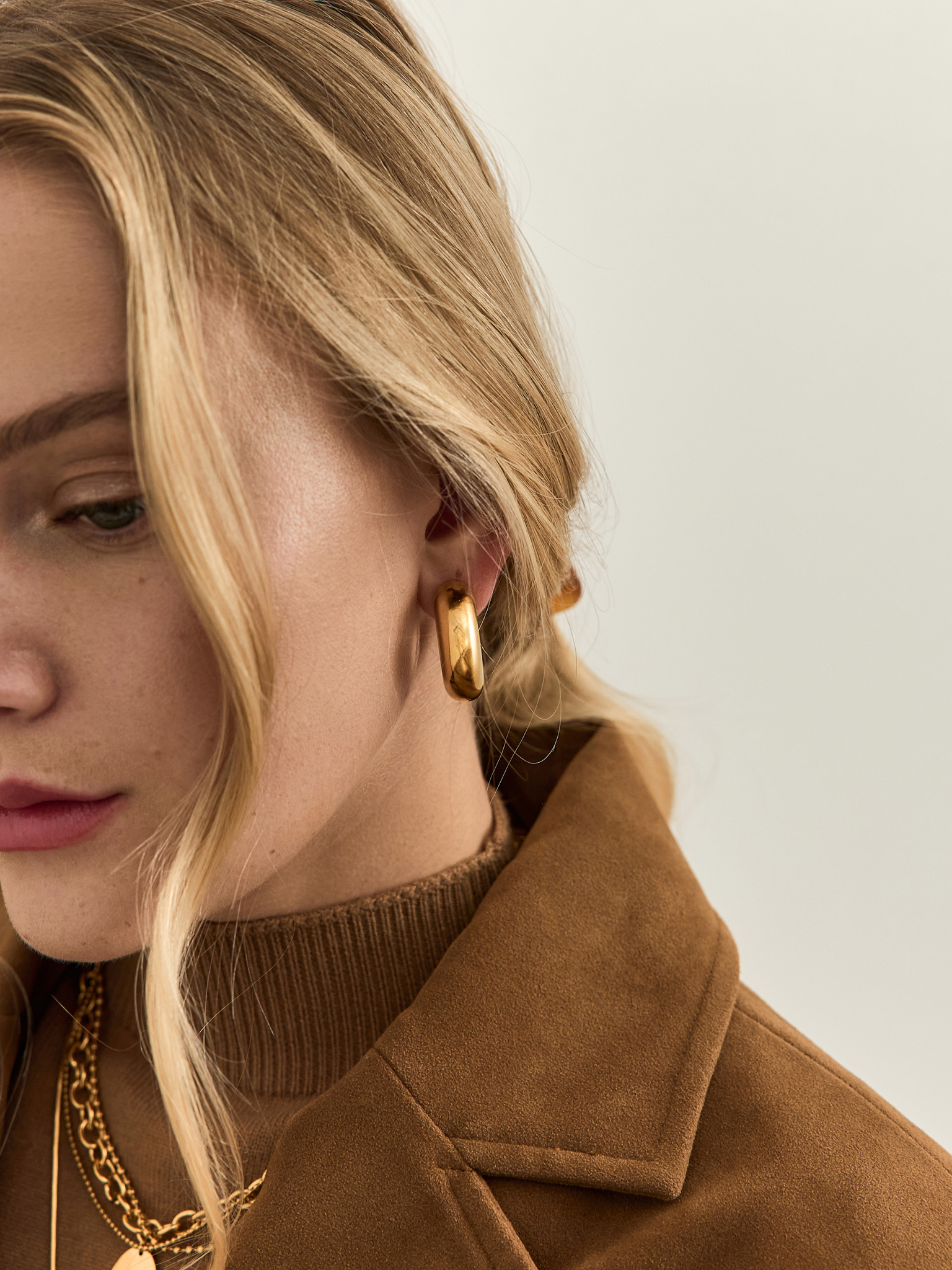 Blown semi-hoop earrings with round retainers