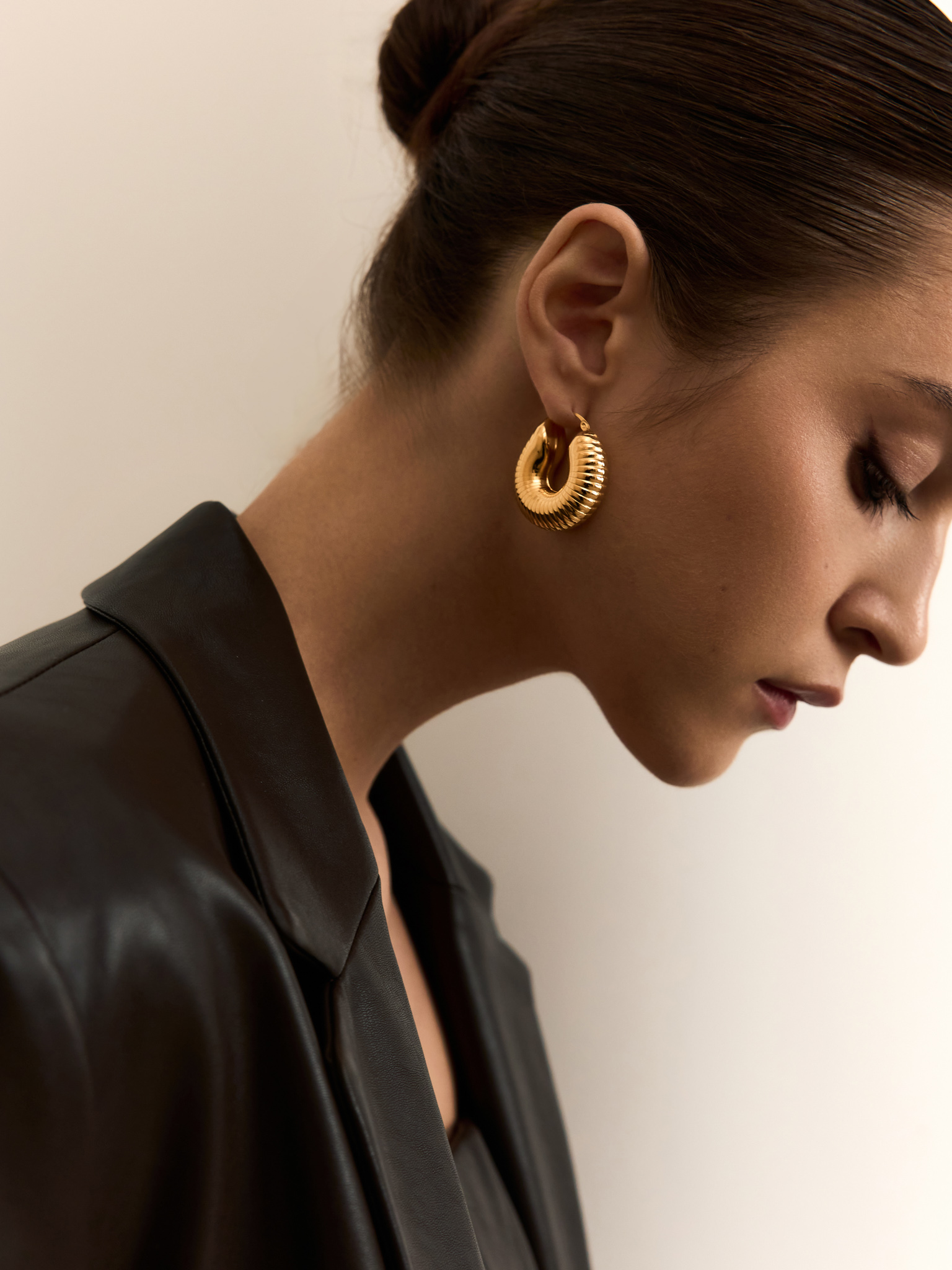 Golden half-hoop earrings in textured metal