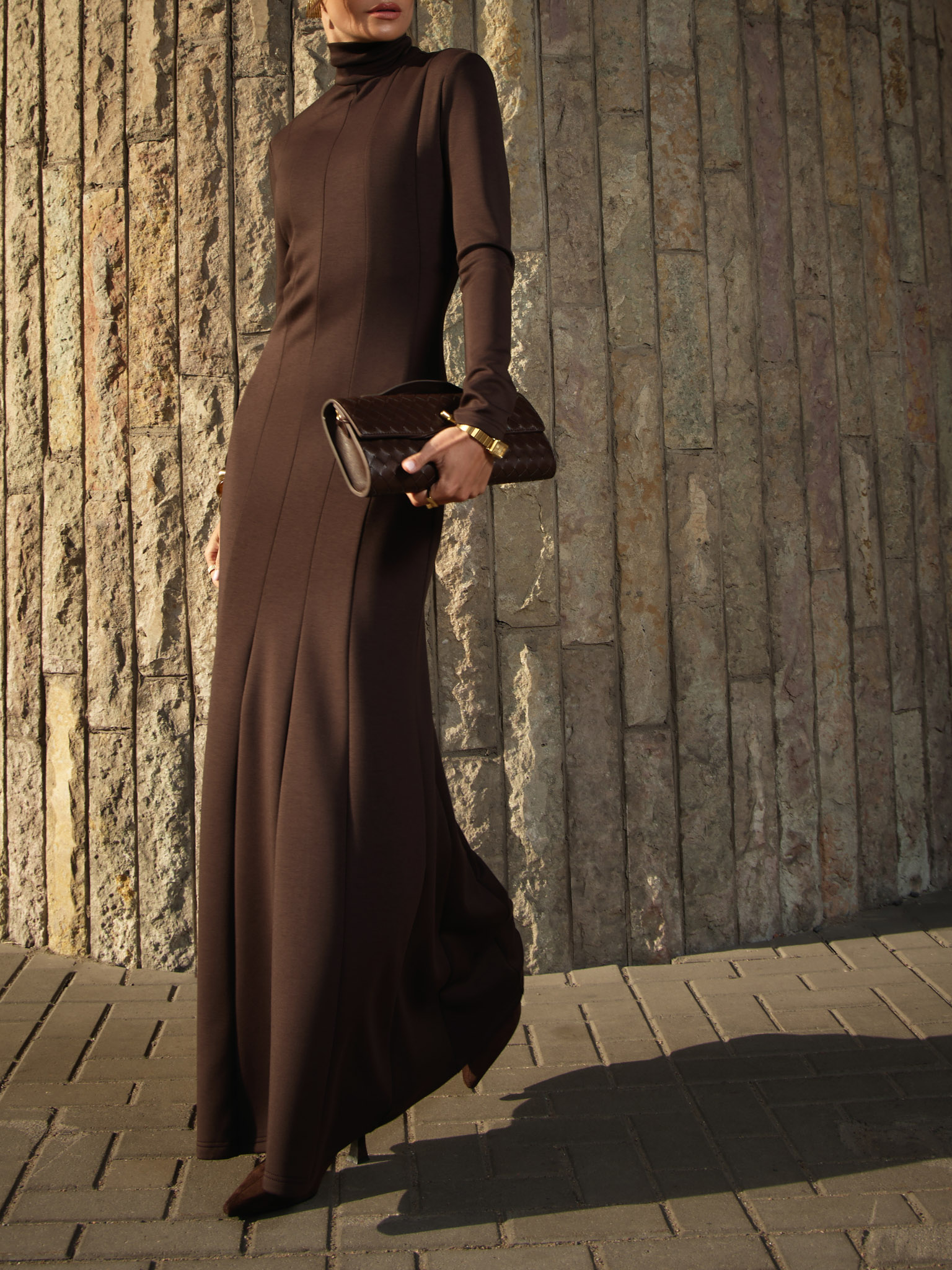 Трикотажное платье макси с декоративными вертикальными швами