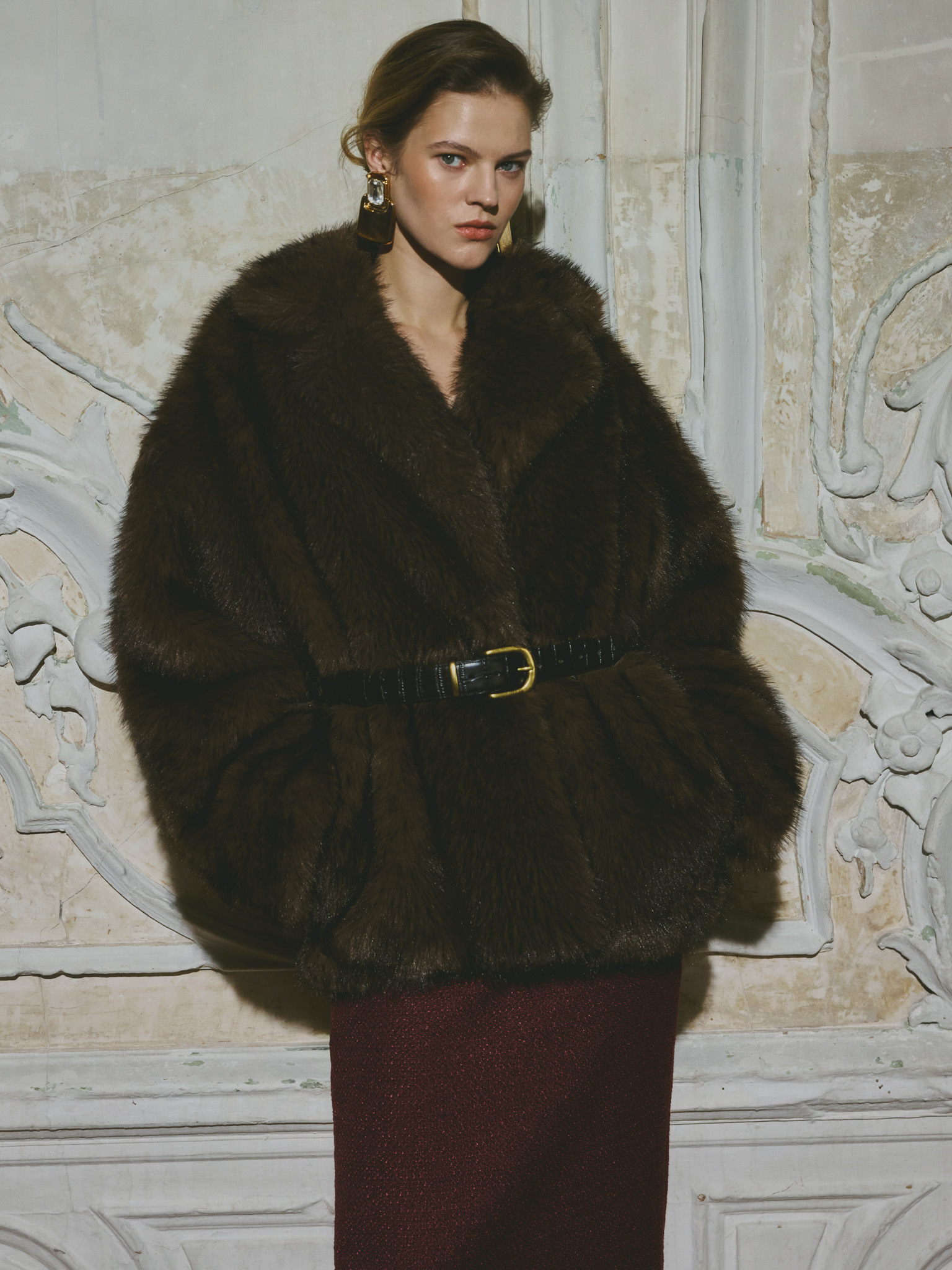 Короткая экошуба с объемным воротником