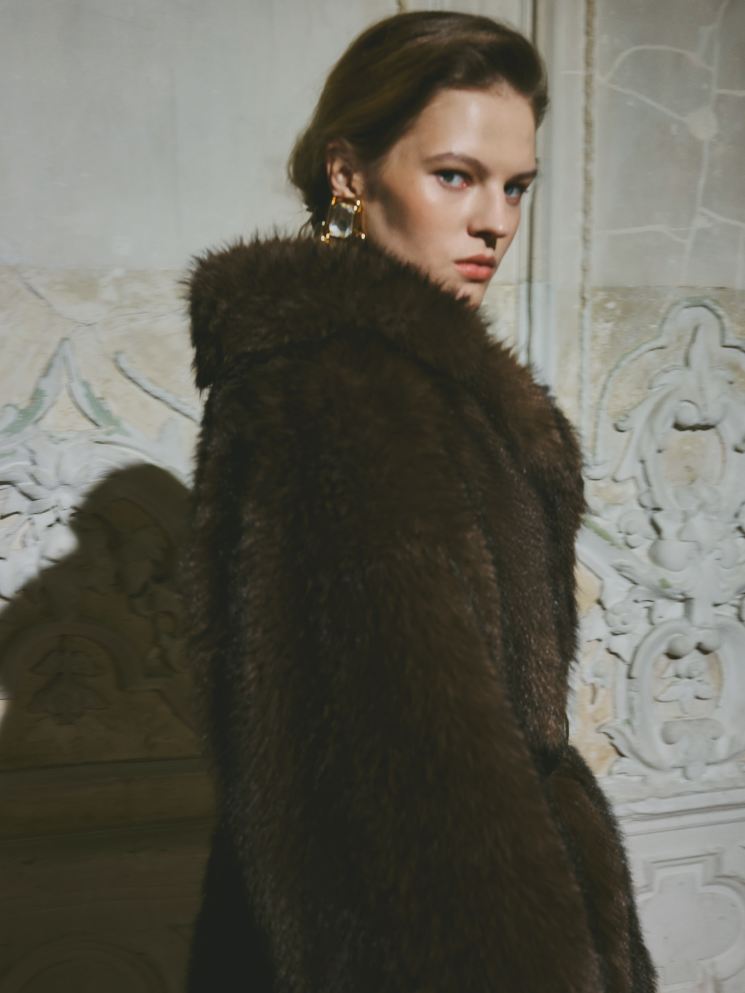 Короткая экошуба с объемным воротником