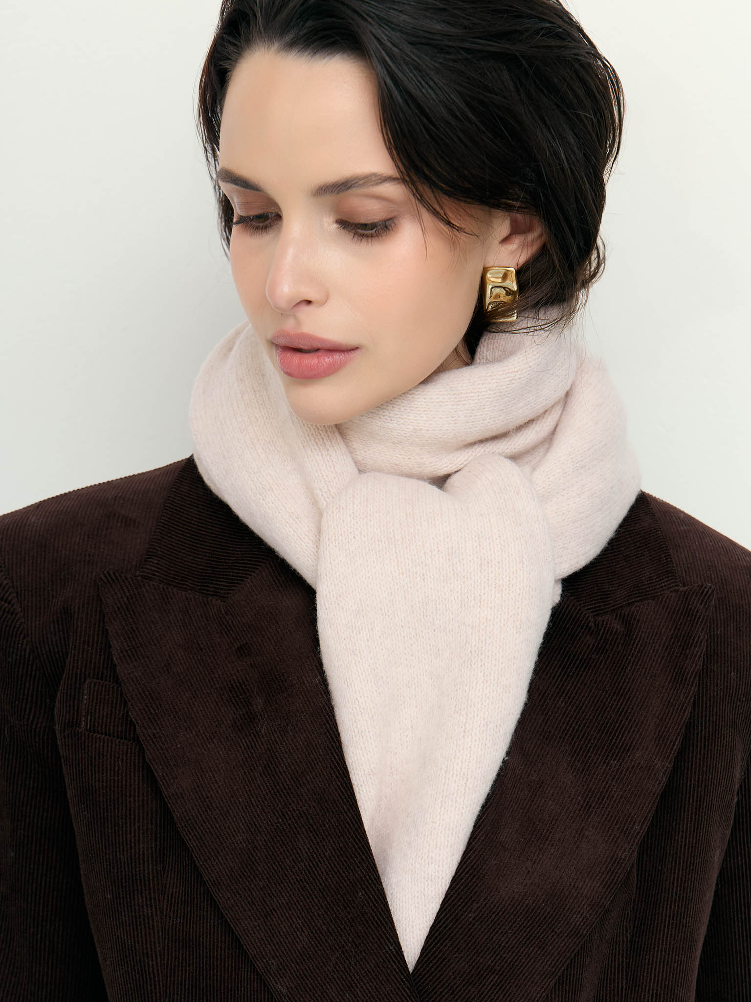 Woollen scarf with ribbed edges