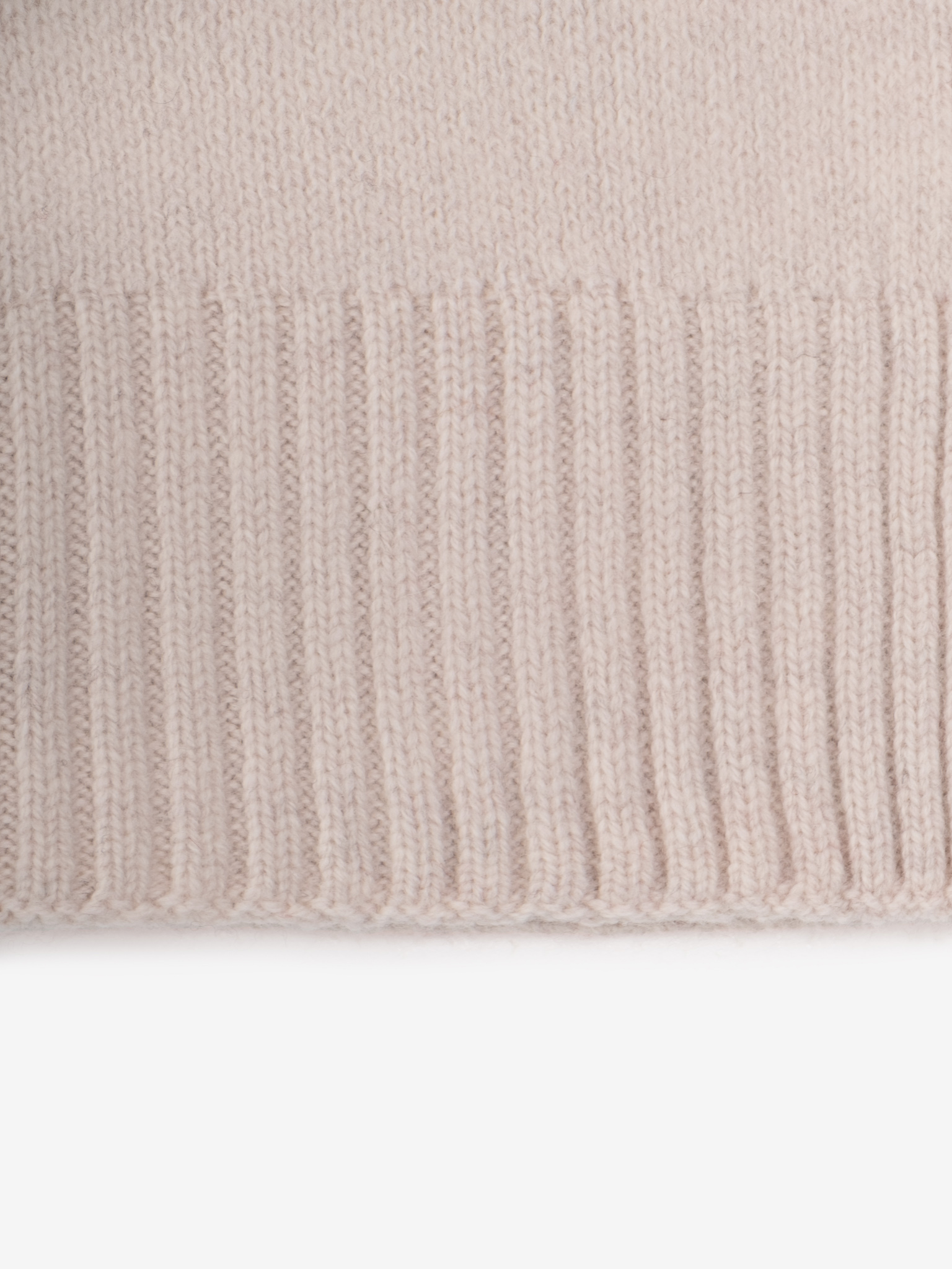 Woollen scarf with ribbed edges