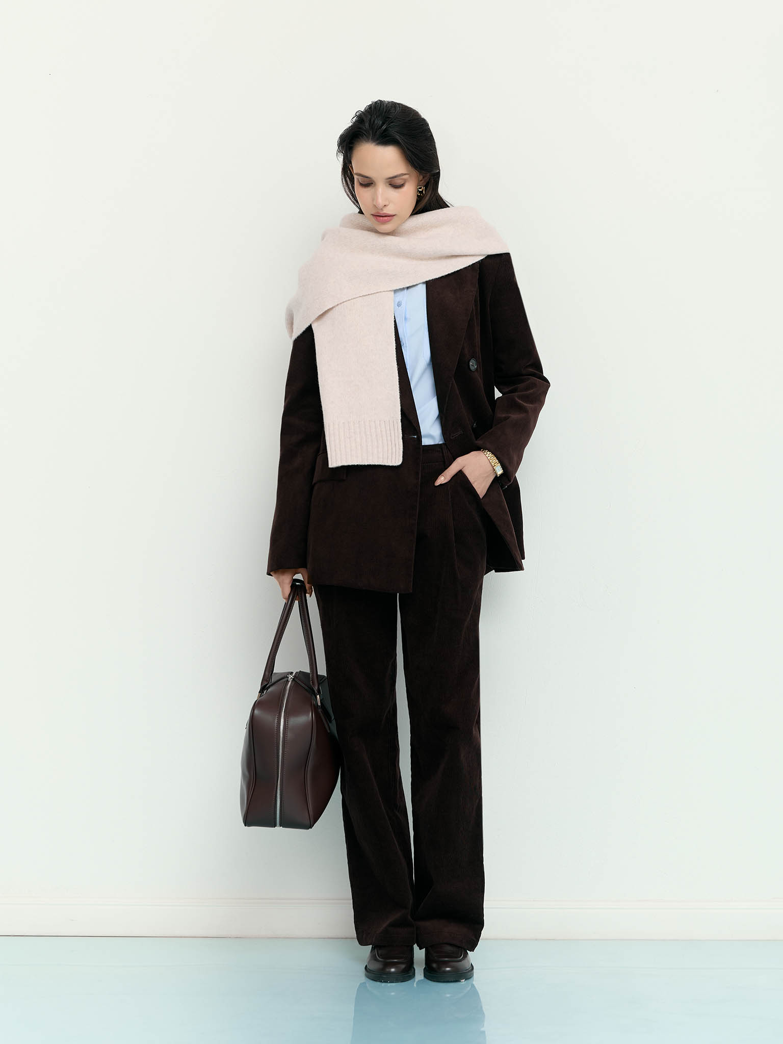 Woollen scarf with ribbed edges