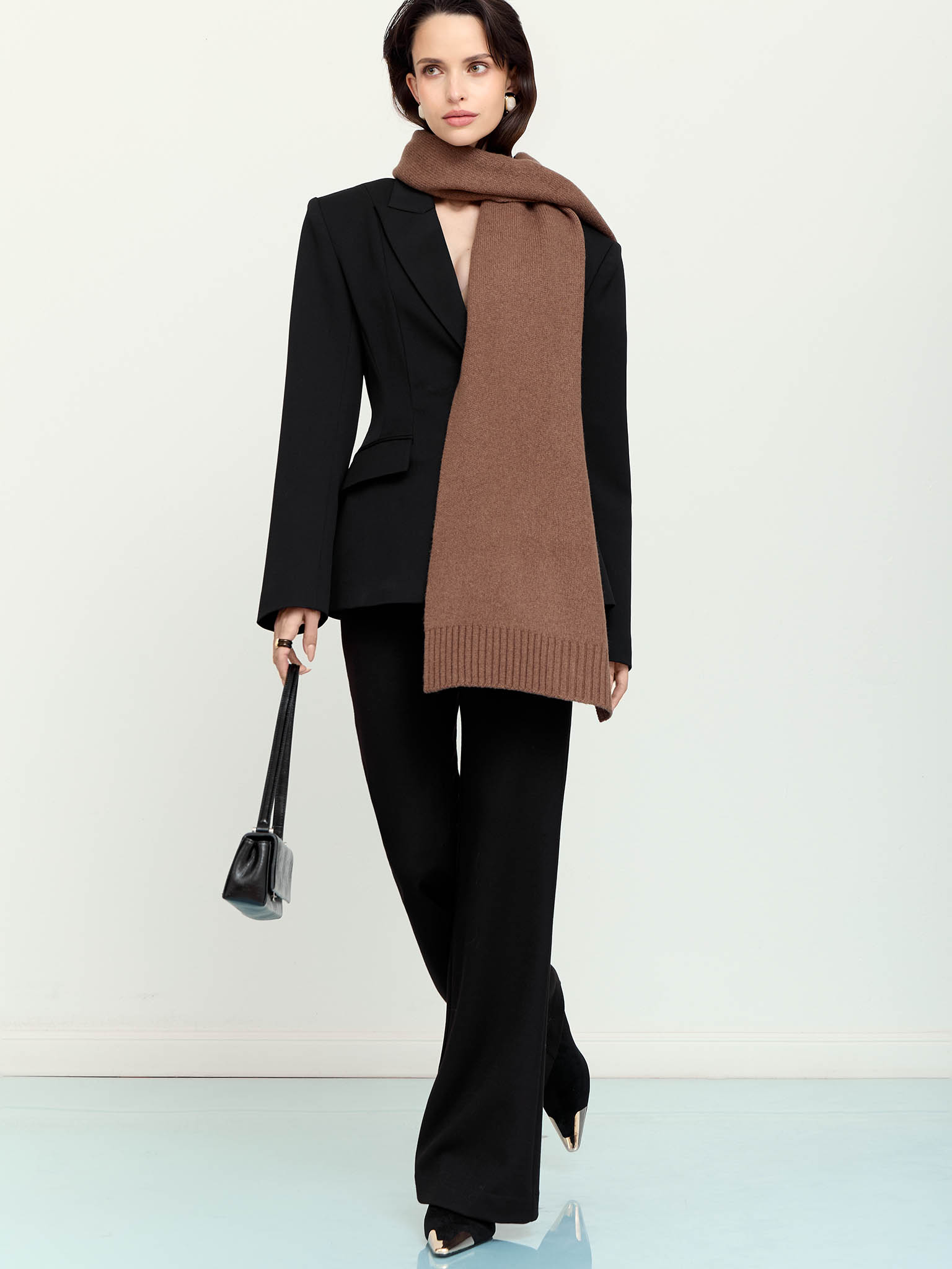 Woollen scarf with ribbed edges