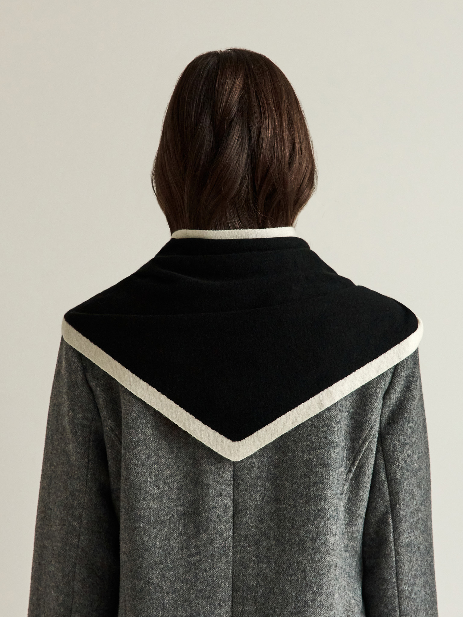 Triangular scarf with contrasting edge