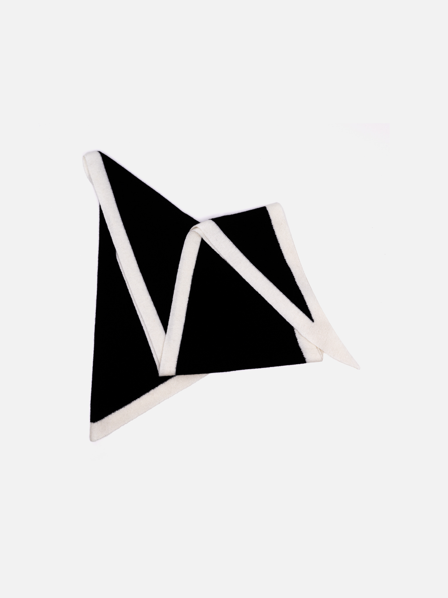 Triangular scarf with contrasting edge