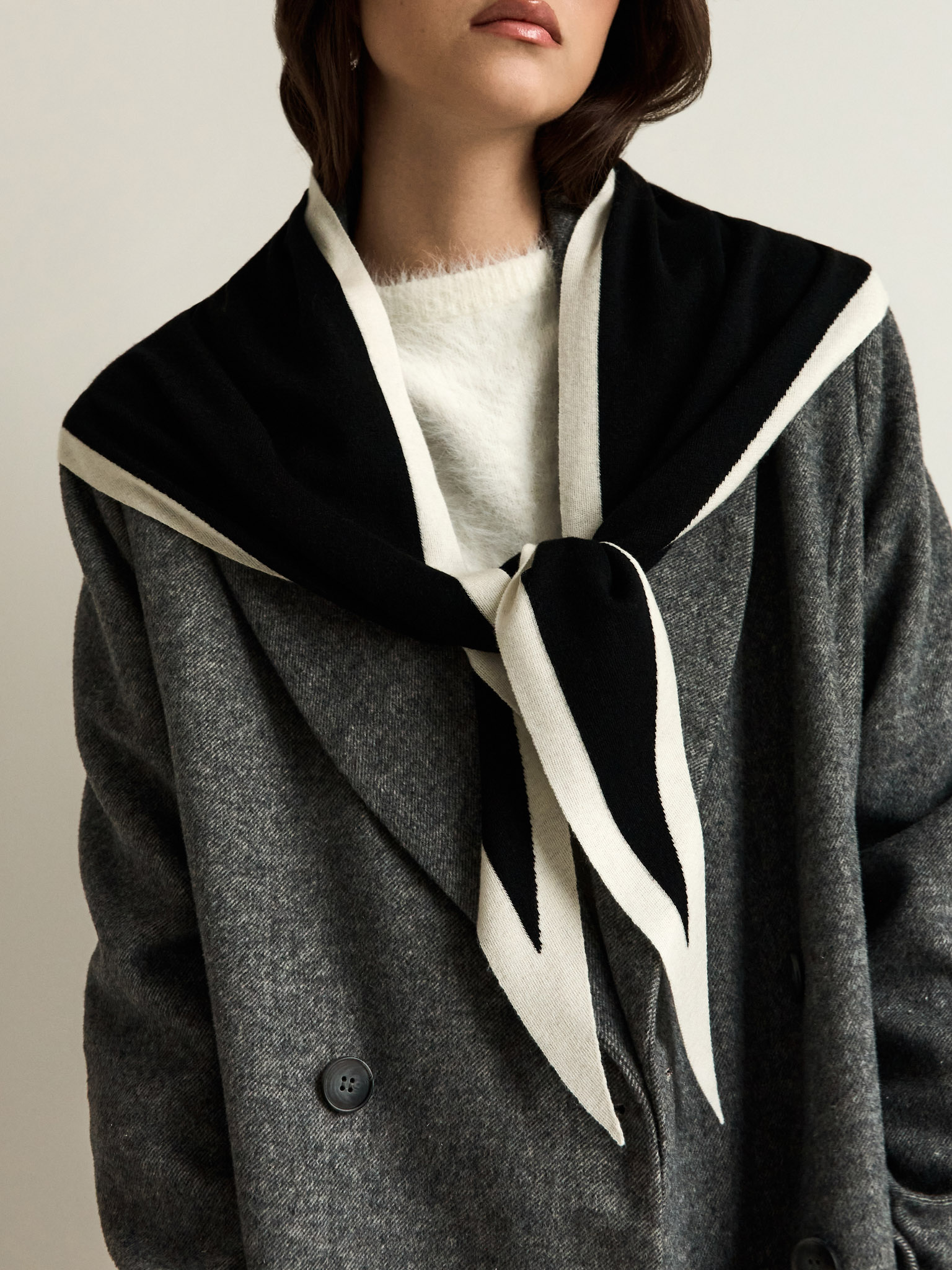 Triangular scarf with contrasting edge