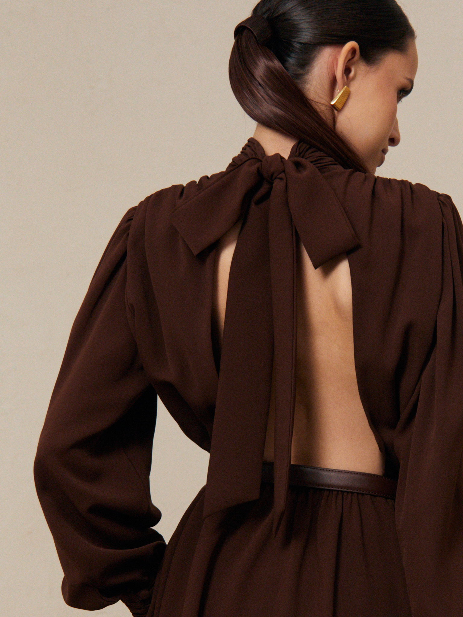 Mini dress with pleats on the shoulders and open back