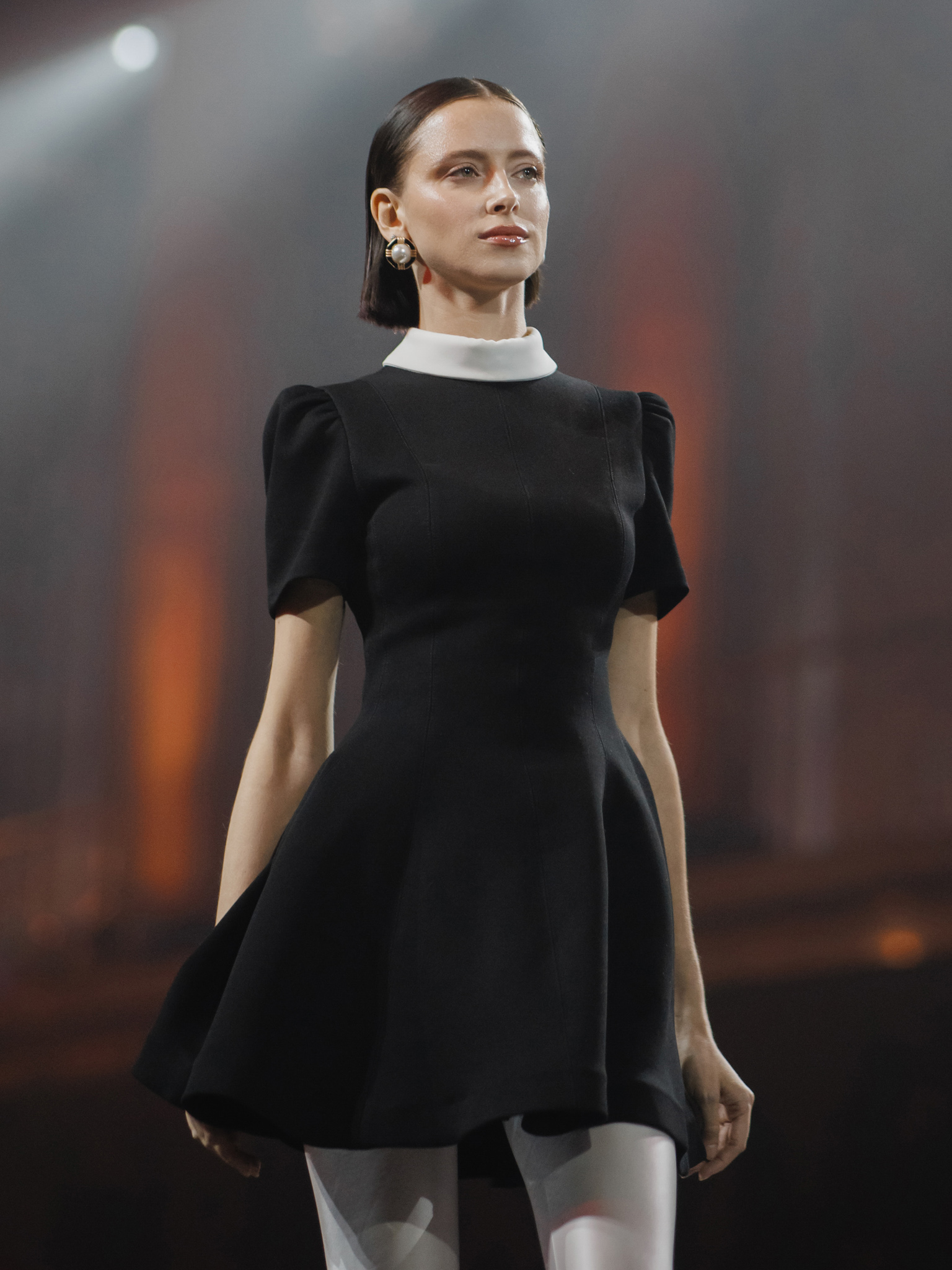 Mini dress with voluminous skirt and contrasting collar