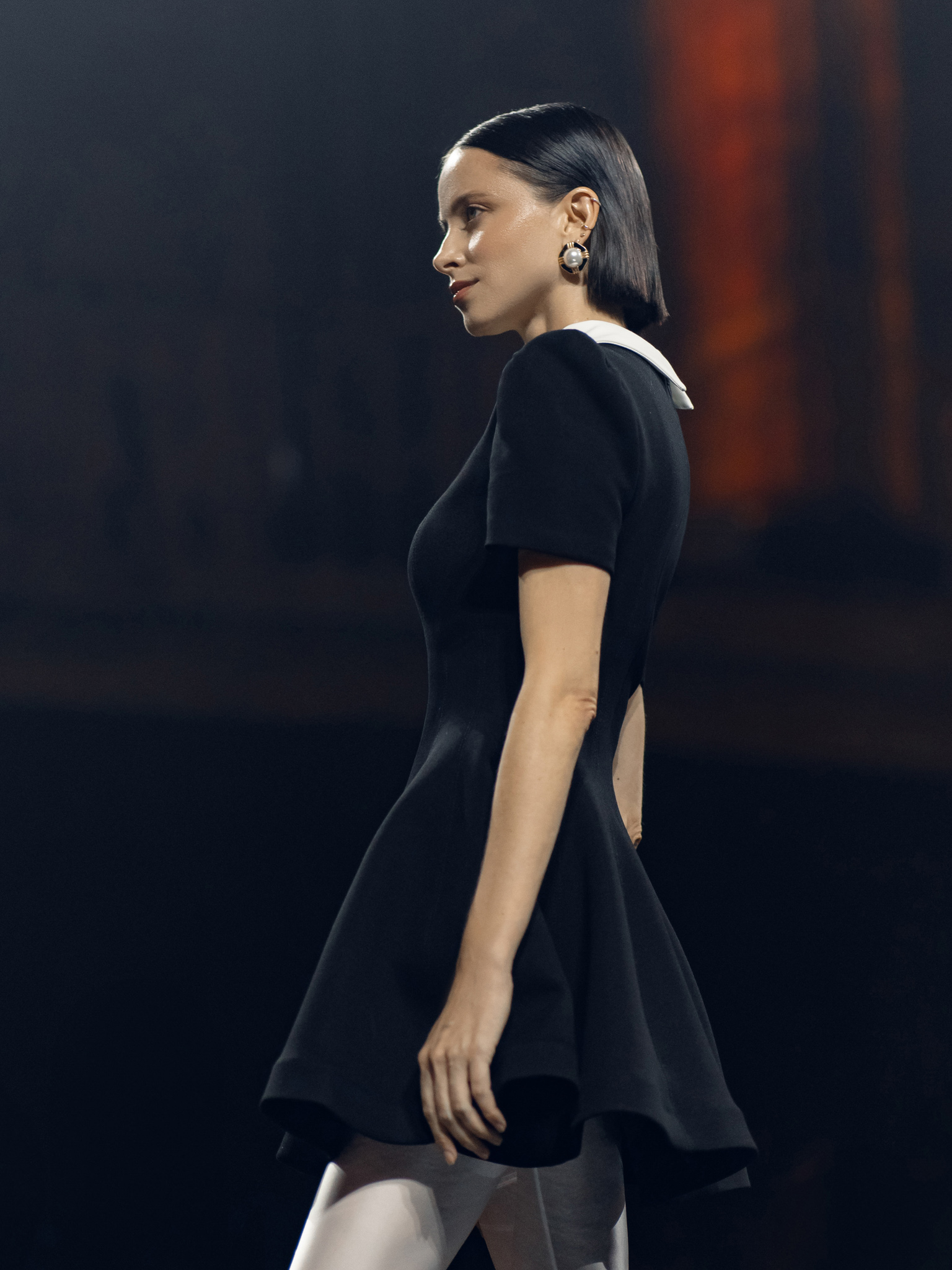 Mini dress with voluminous skirt and contrasting collar